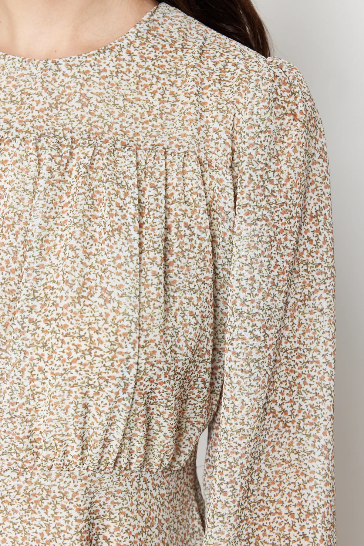 Trendyol Modest  Braunes gefüttertes gewebtes Kleid mit Blumenmuster und Gürtel TCTSS24EB00081