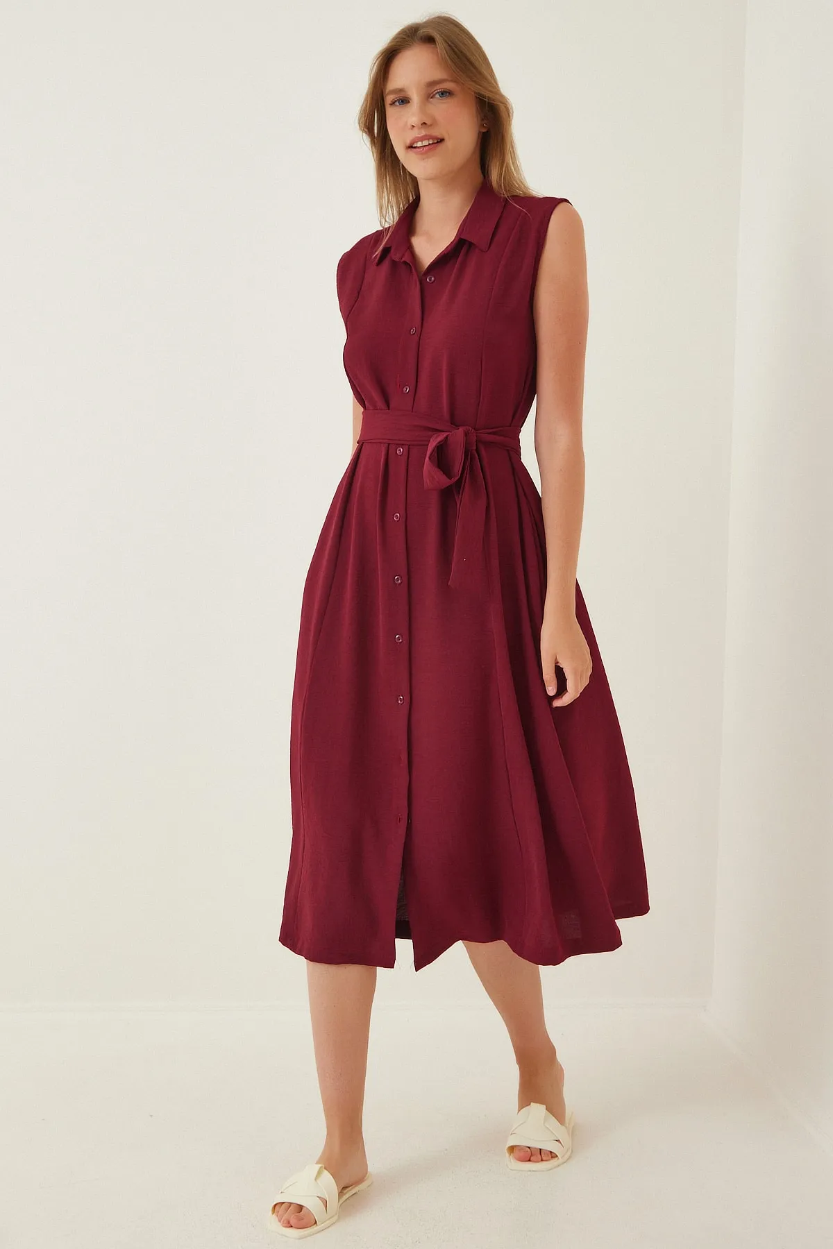 Happiness İstanbul  Burgunderrotes Leinen-Viskose-Sommerhemdkleid mit Gürtel für Damen DD00927