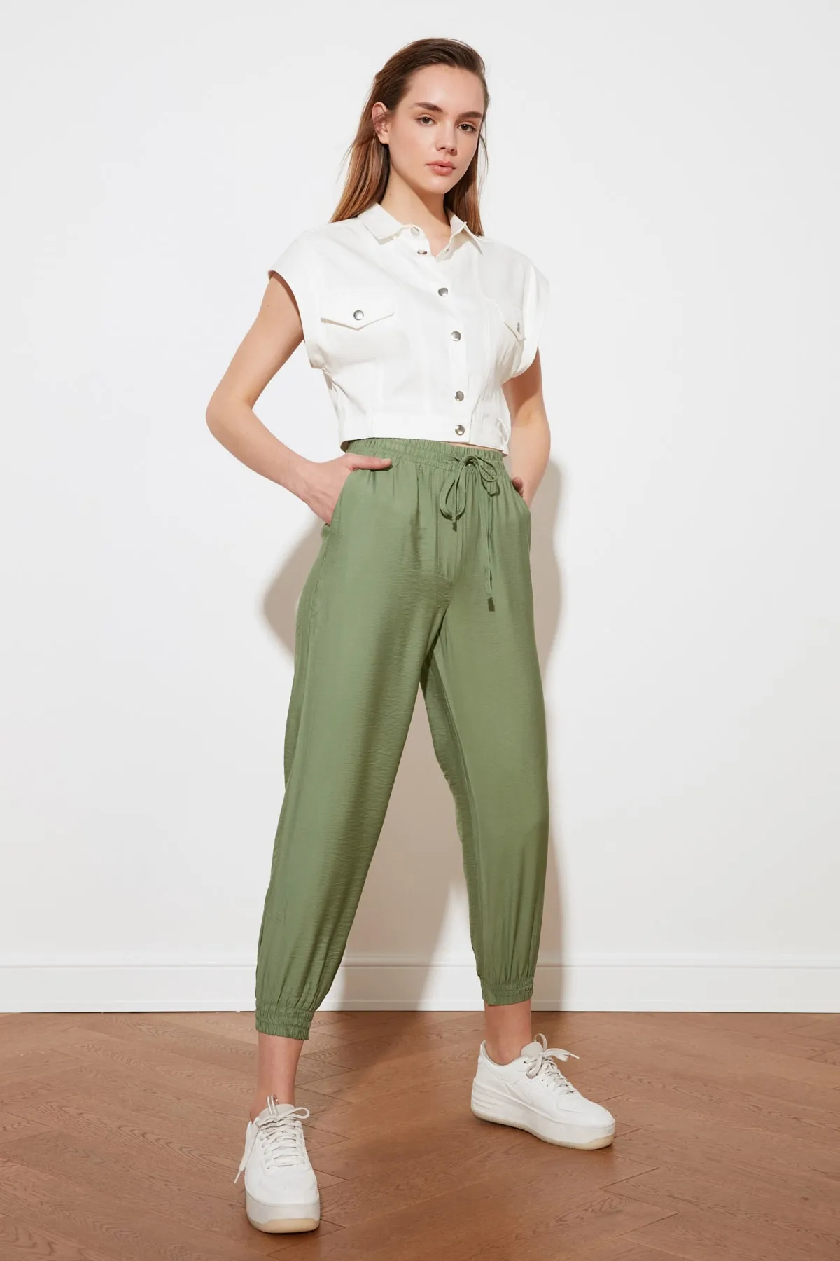Trendyol Collection  Grüne Jogger-Webhose TWOSS20PL0129