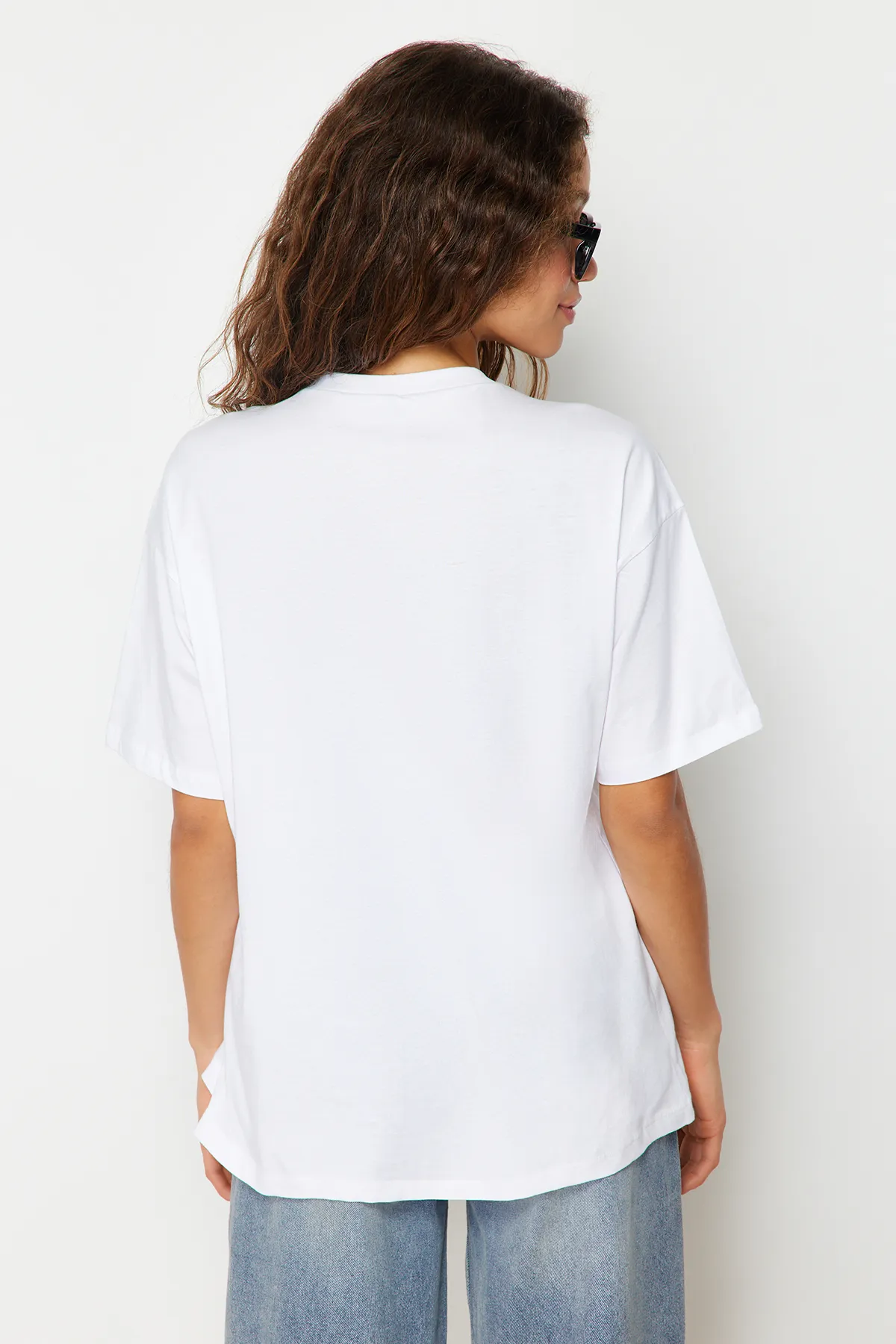 Trendyol Collection  Weißes, übergroßes/weites Strick-T-Shirt mit Rundhalsausschnitt, 100 % Baumwolle, TWOSS20TS0134