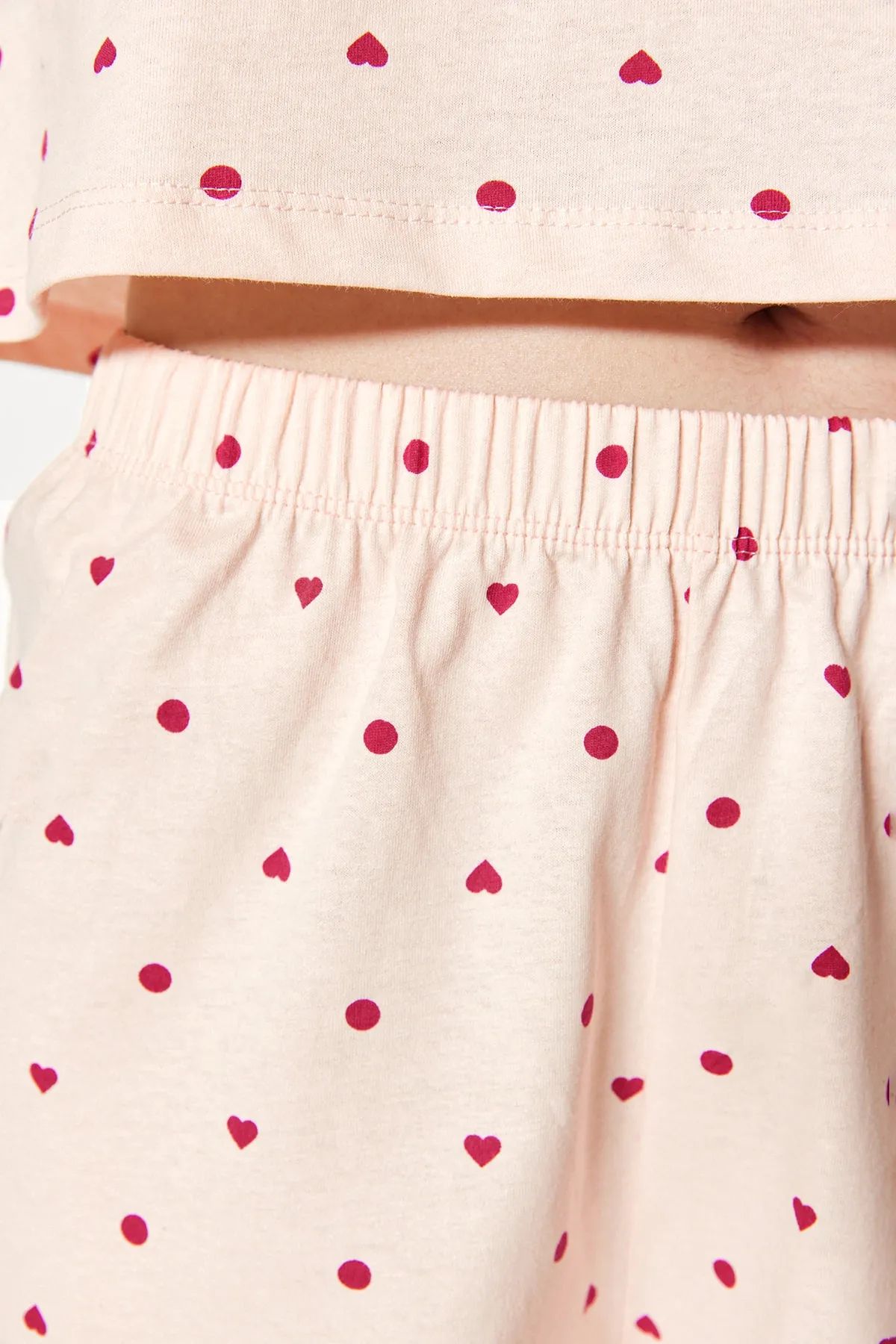 Trendyol Collection  Hellrosa Pyjama-Set aus T-Shirt und Shorts mit Herzmuster, 100 % Baumwolle, Strick THMSS21PT1485