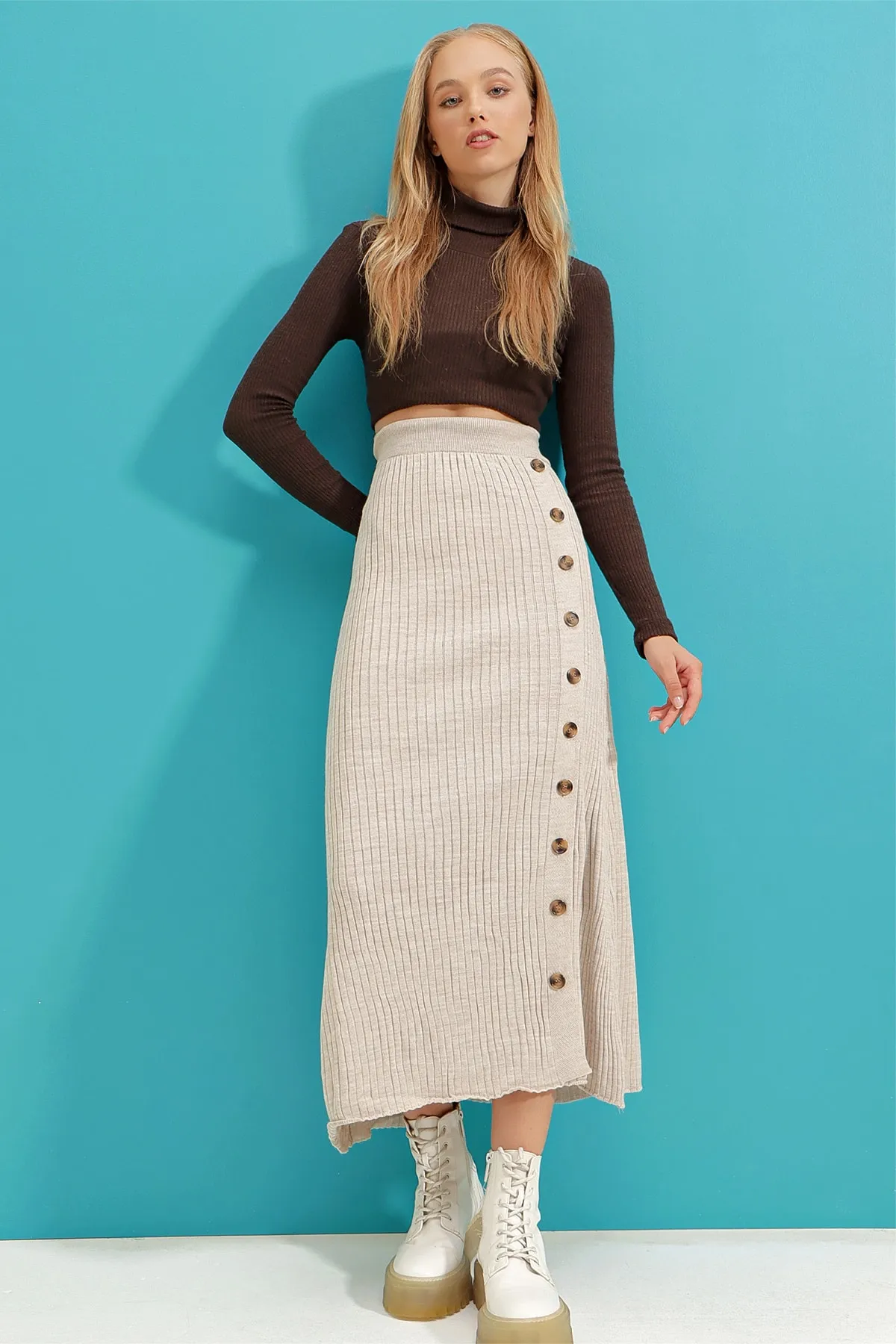 Trend Alaçatı Stili  Beigefarbener Strickrock mit Knopfleiste für Damen ALC-X9246