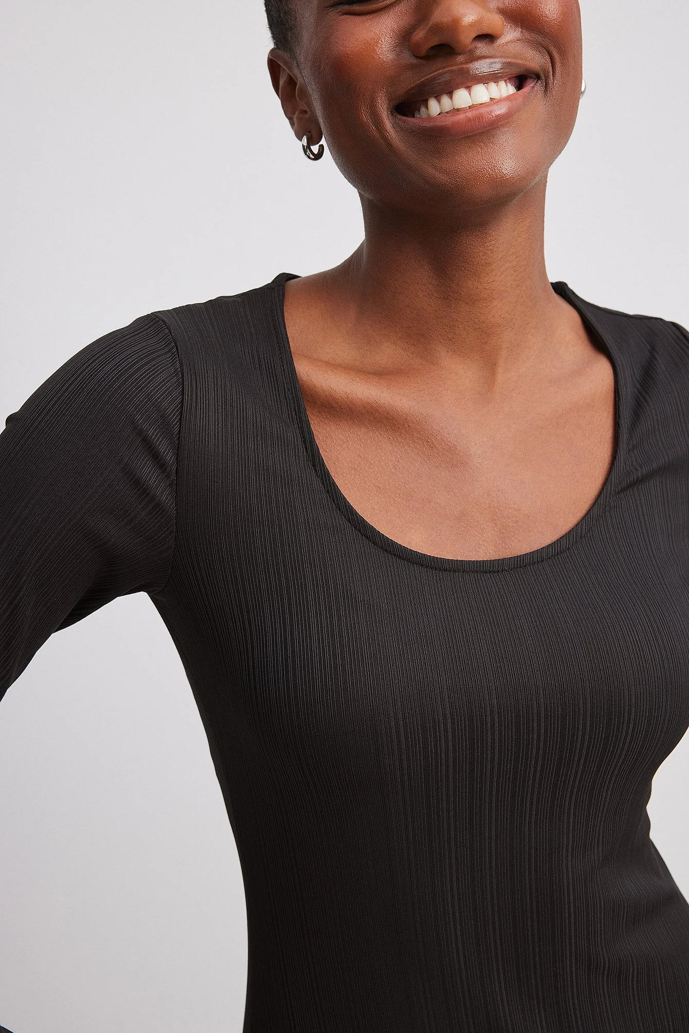 Geripptes Maxikleid mit Rüschen