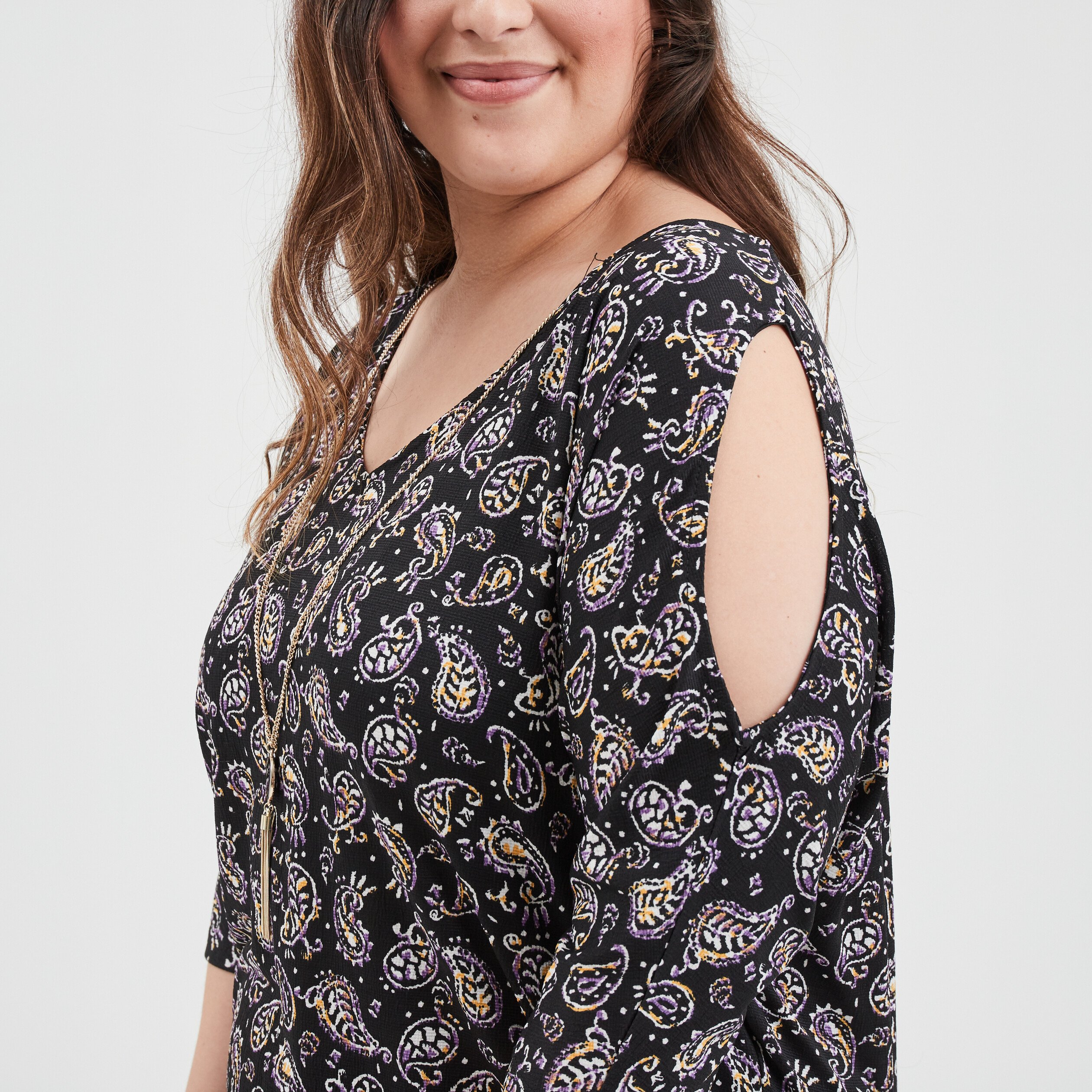 T-shirt bijoux col V ouvertures épaules noir femme grande taille | La Halle