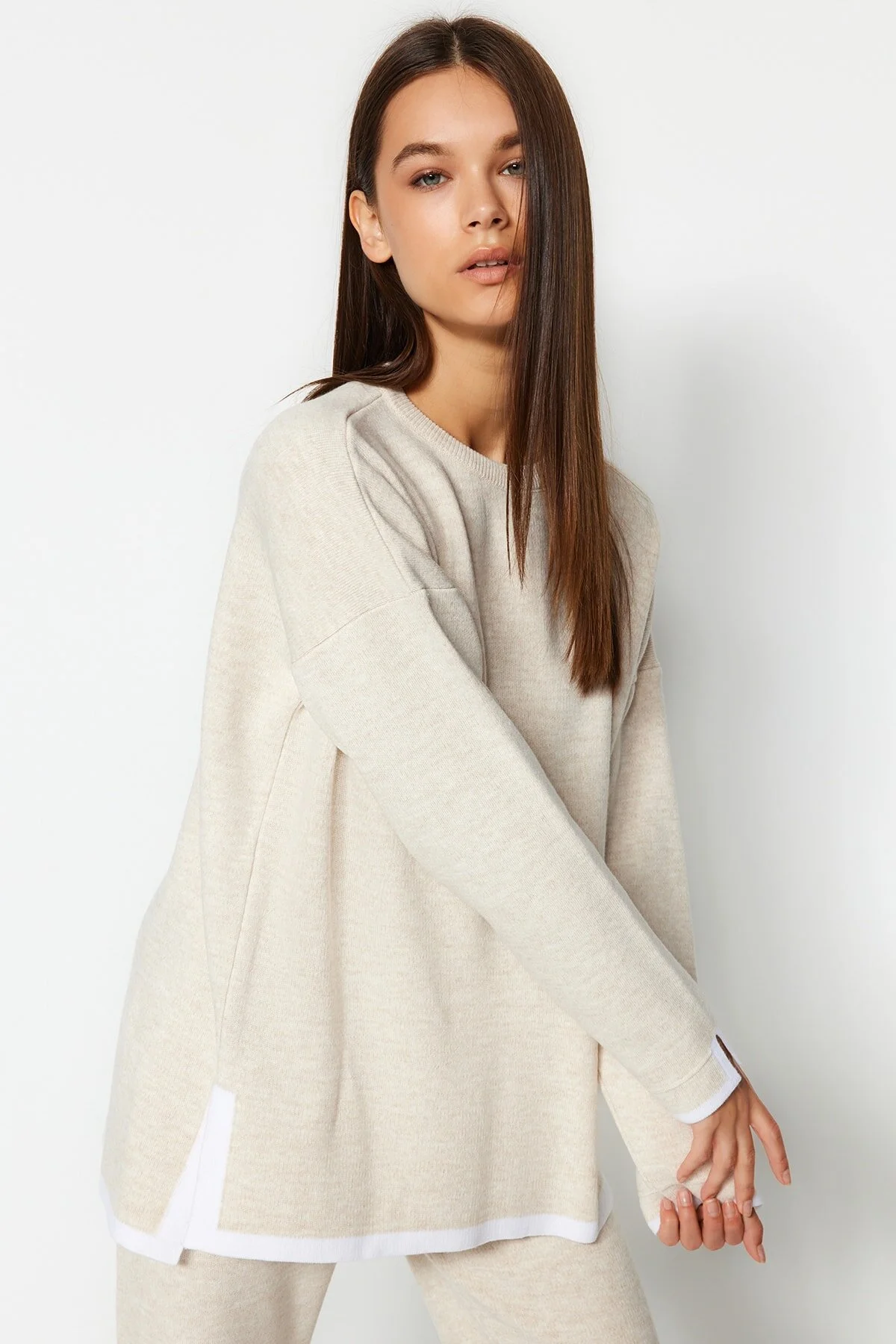 Trendyol Collection  Beigefarbenes, weit geschnittenes Strickober- und Unterteil-Set in Kontrastfarbe TWOAW24AU00062