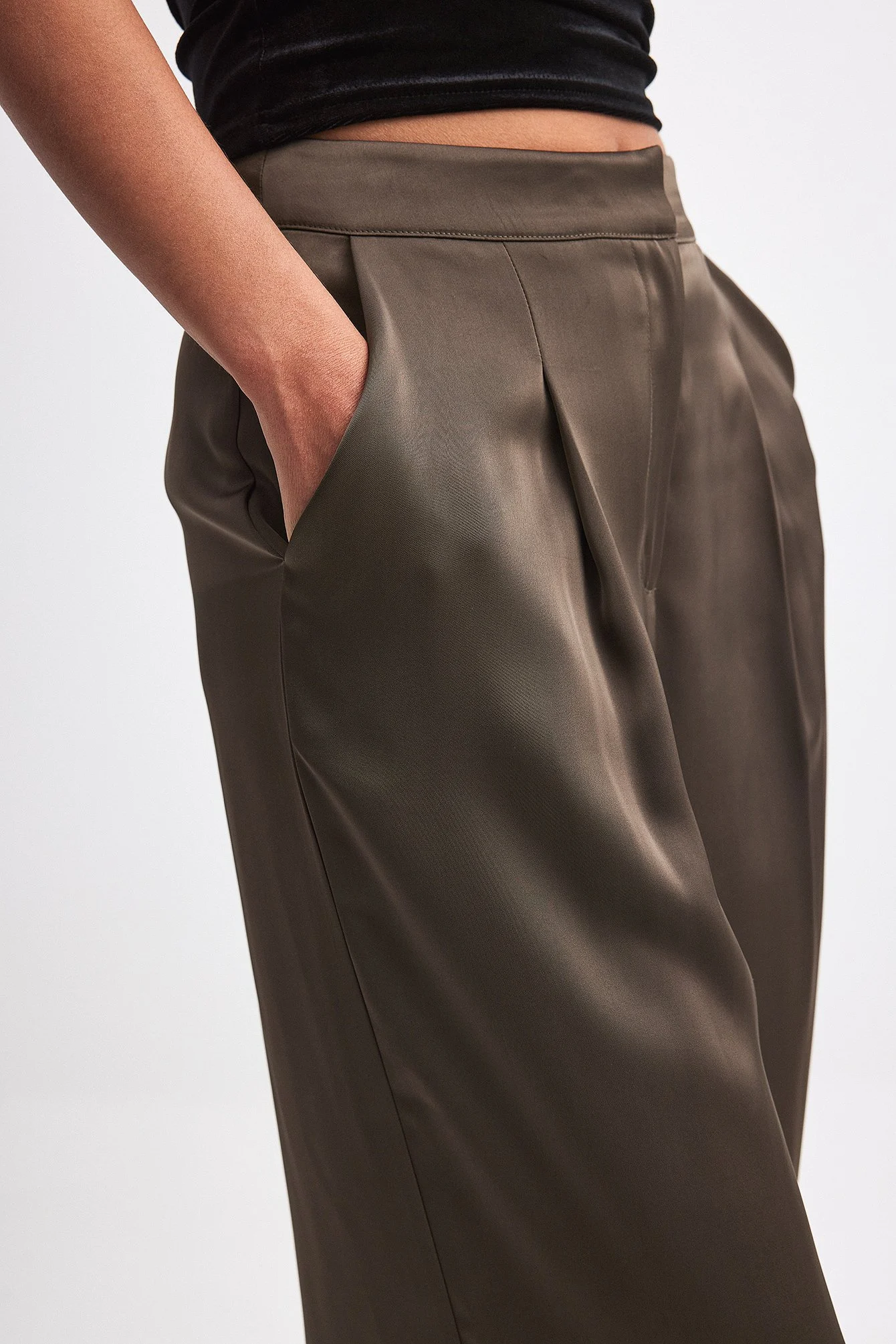 Fließende Satinhose mit hoher Taille