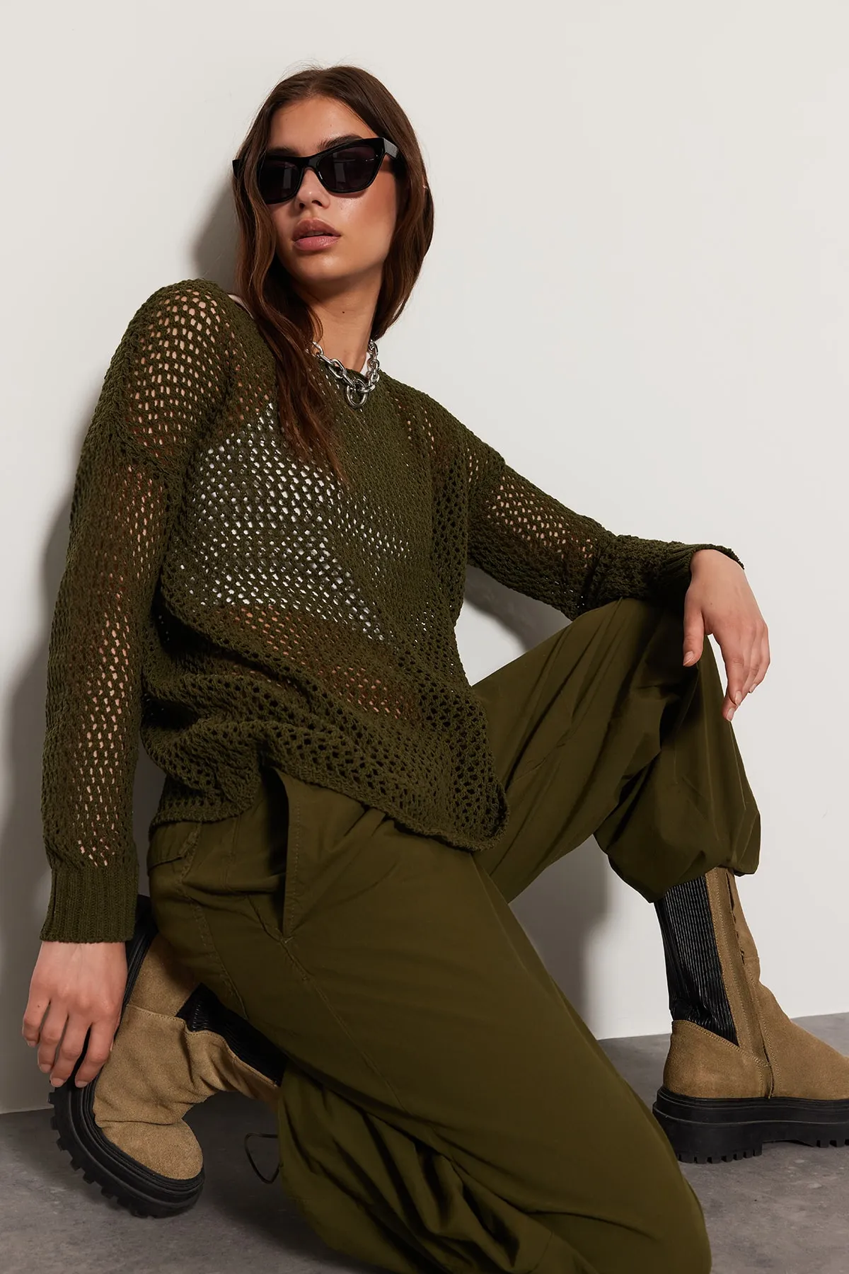 Trendyol Collection  Khakifarbener Strickpullover aus Baumwolle mit Lochmuster und super weiter Passform TWOAW20FV0184