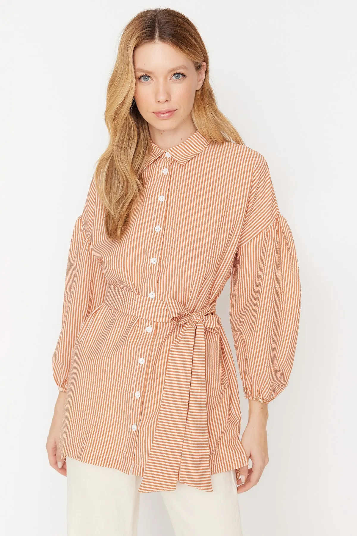 Trendyol Modest  Orange gestreiftes, gewebtes Hemd mit Ballonärmeln und langem Rücken, Gürtel TCTSS22GO0116