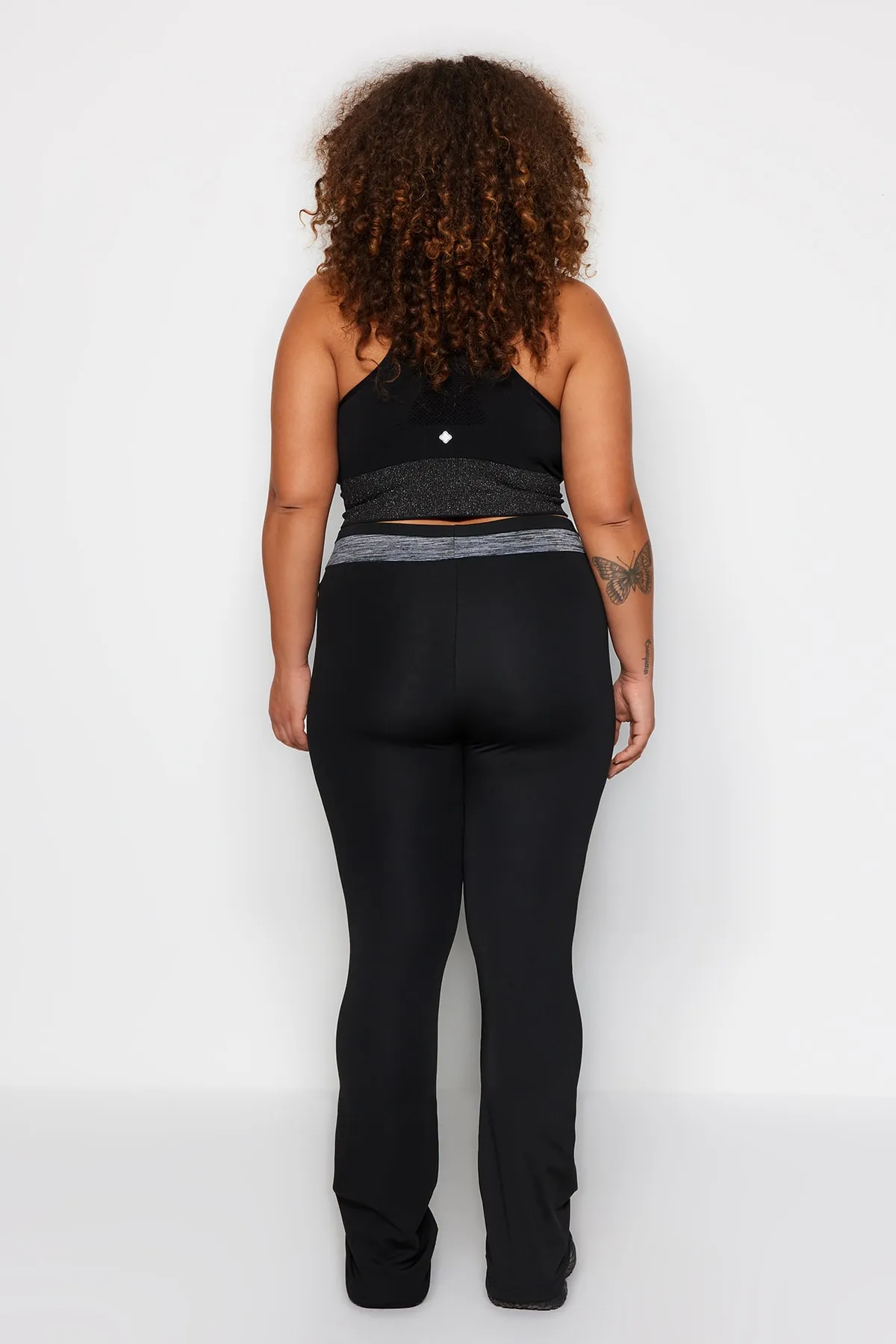 Trendyol Curve  Schwarze spanische Strick-Jogginghose mit Bein- und Taillendetails TBSSS22EA0055