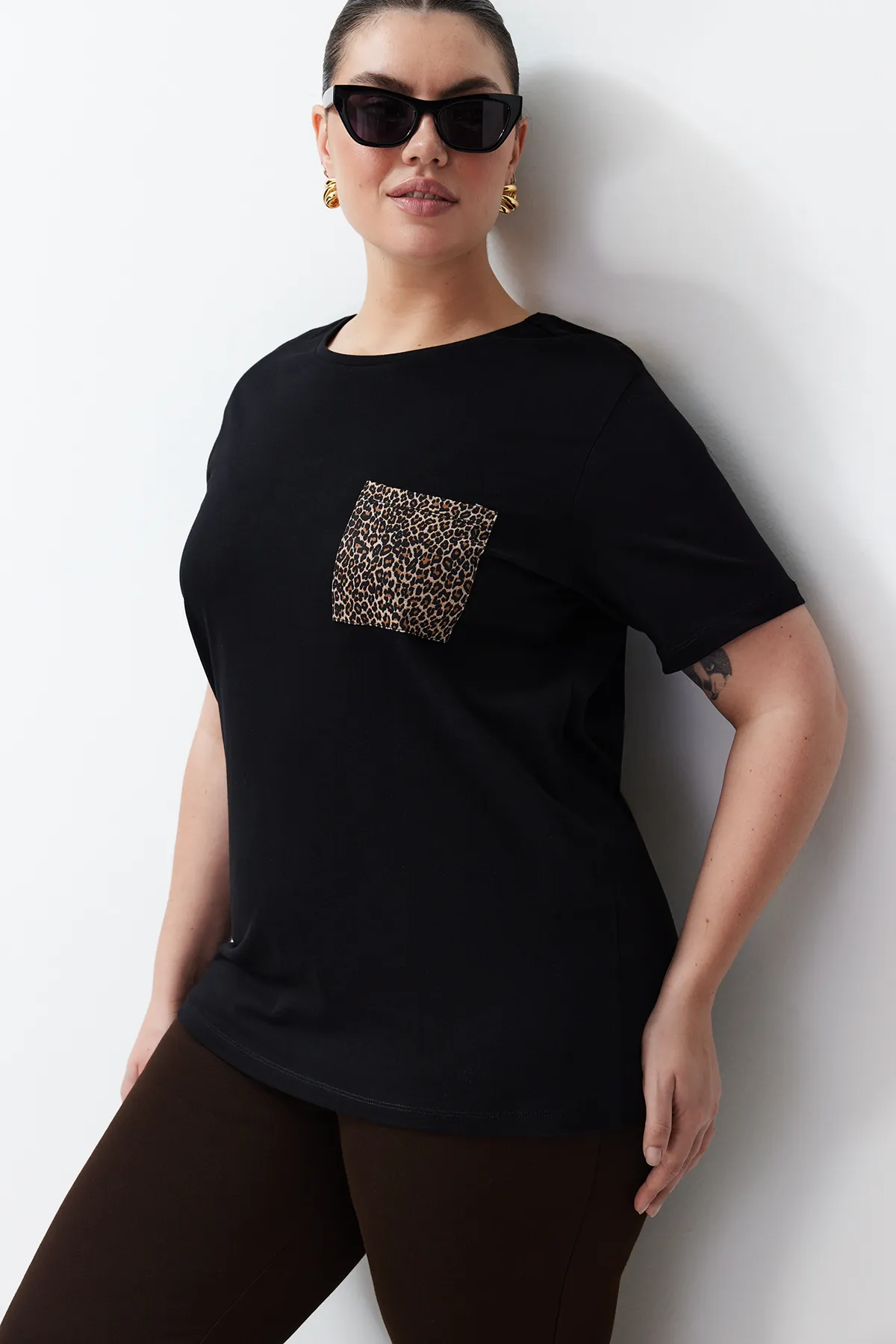 Trendyol Curve  Schwarzes Oversize-Strick-T-Shirt mit Animal-Print TBBSS24BF00059