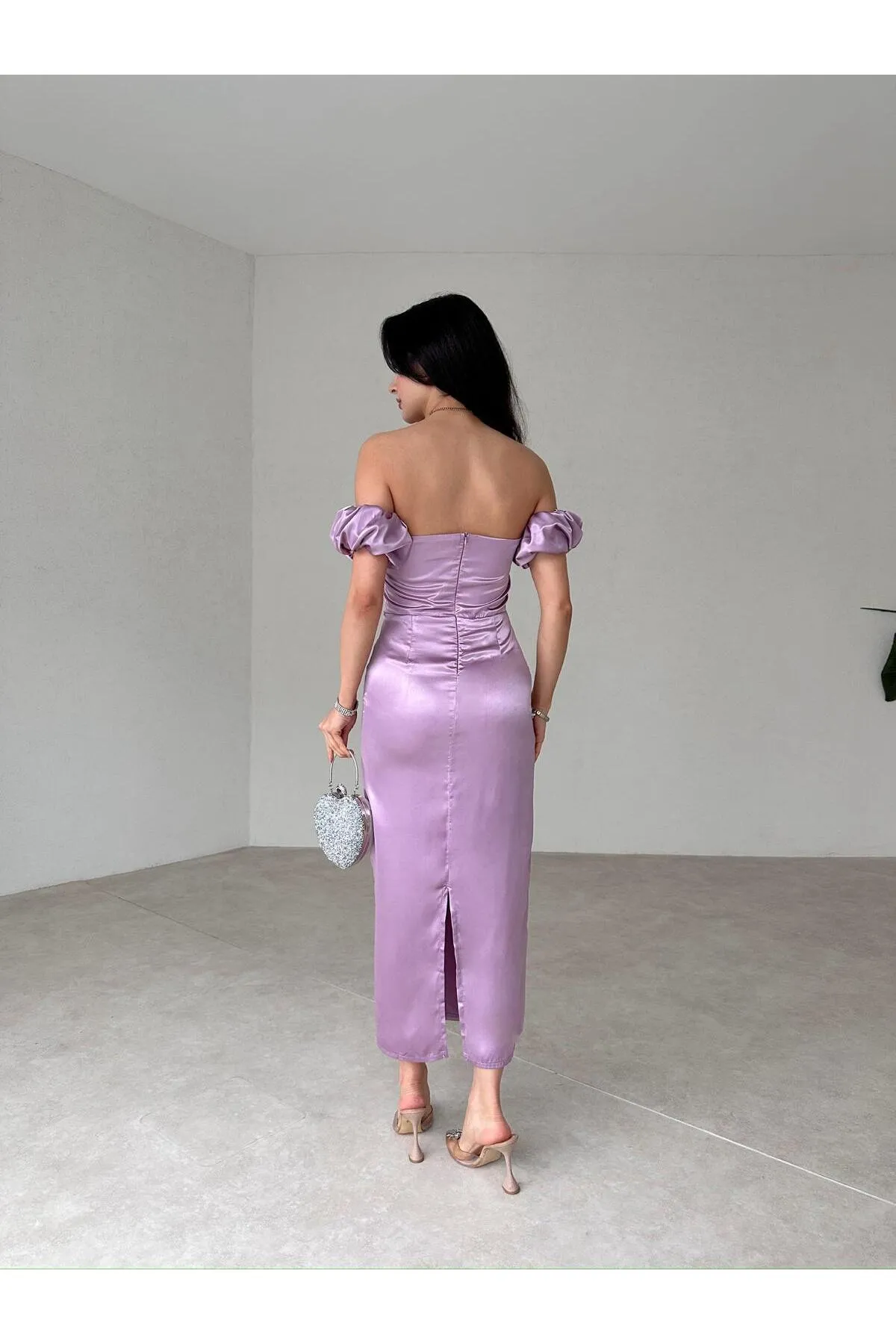 SONREİR  KLEID IN MIDI-GRÖSSE AUS SATINSTOFF MIT NIEDRIGEN SCHULTERN