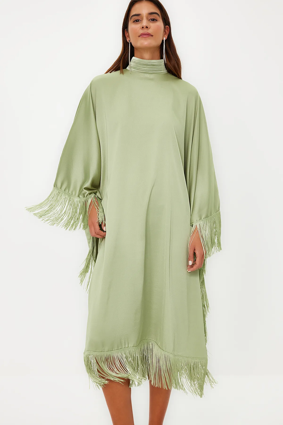 Trendyol Modest  Khakifarbenes Kaftan-Abendkleid aus Satin mit Quasten und Details TCTSS24DB00038