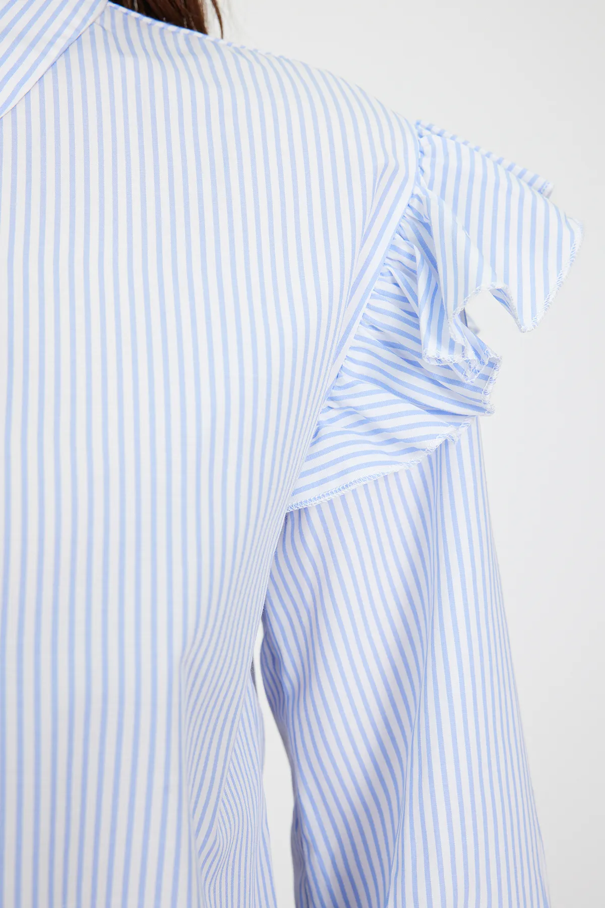 Trendyol Modest  Hellblaues gestreiftes Hemd aus gewebter Baumwolle TCTSS24TG00010