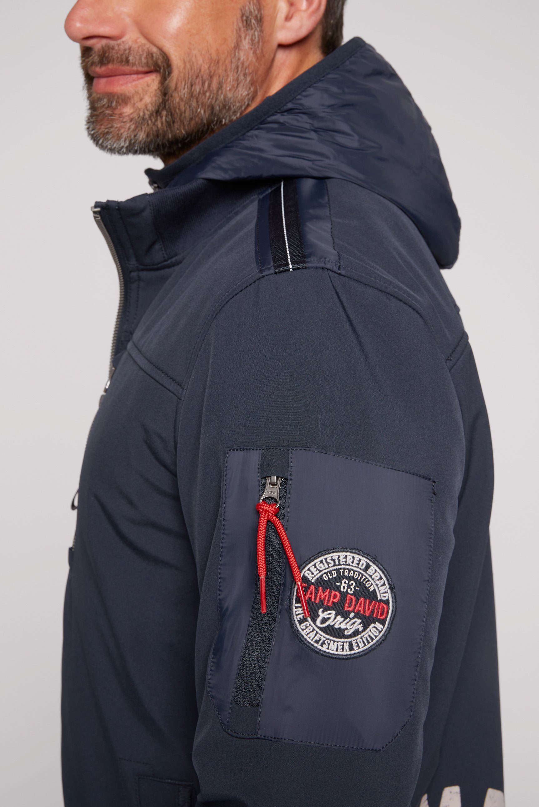 CAMP DAVID Softshelljacke mit Logo-Applikationen vorne und hinten