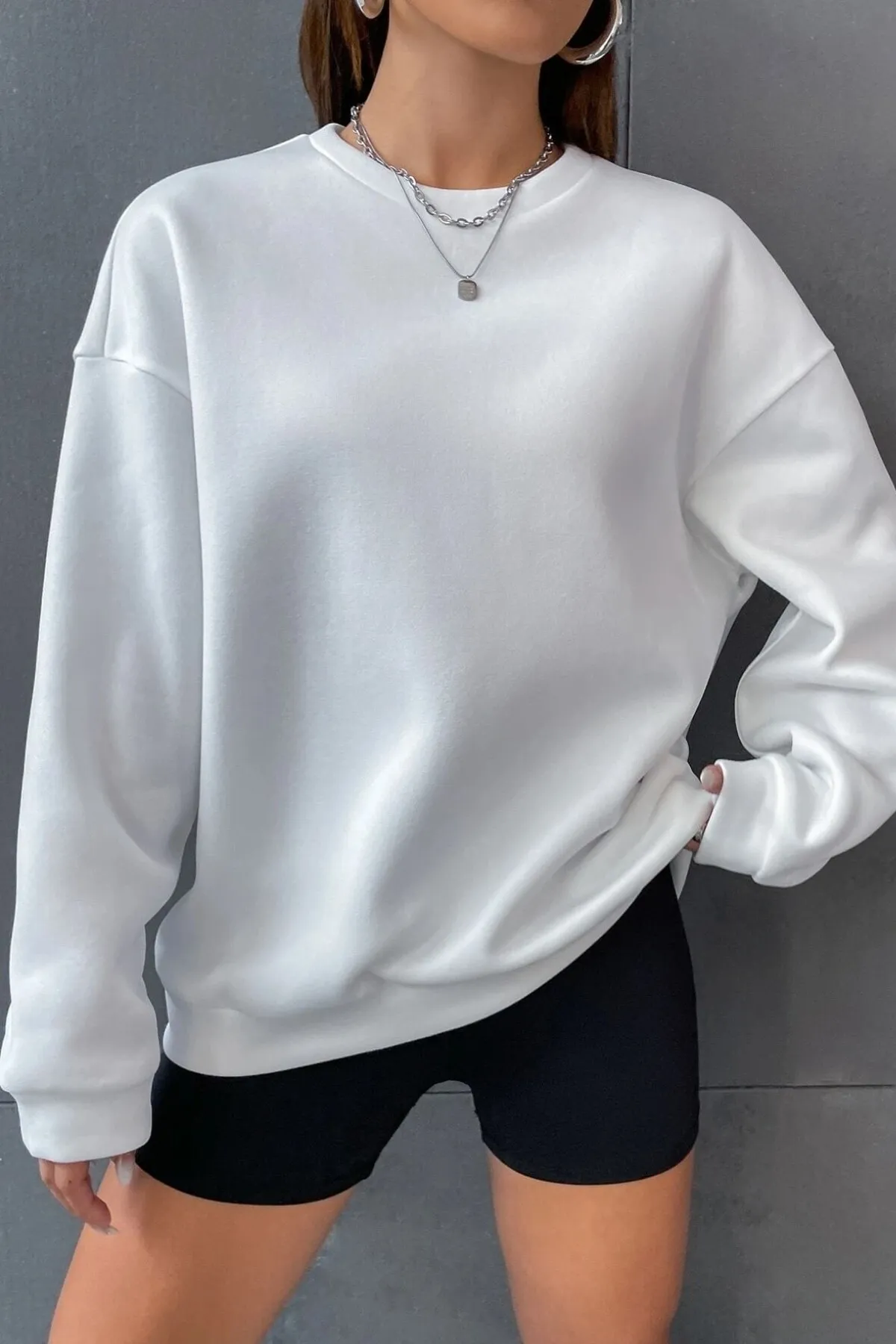 MODAGEN  Weißes Unisex-Sweatshirt „Brooklyn 1898“ mit Rundhalsausschnitt und Oversize-Aufdruck