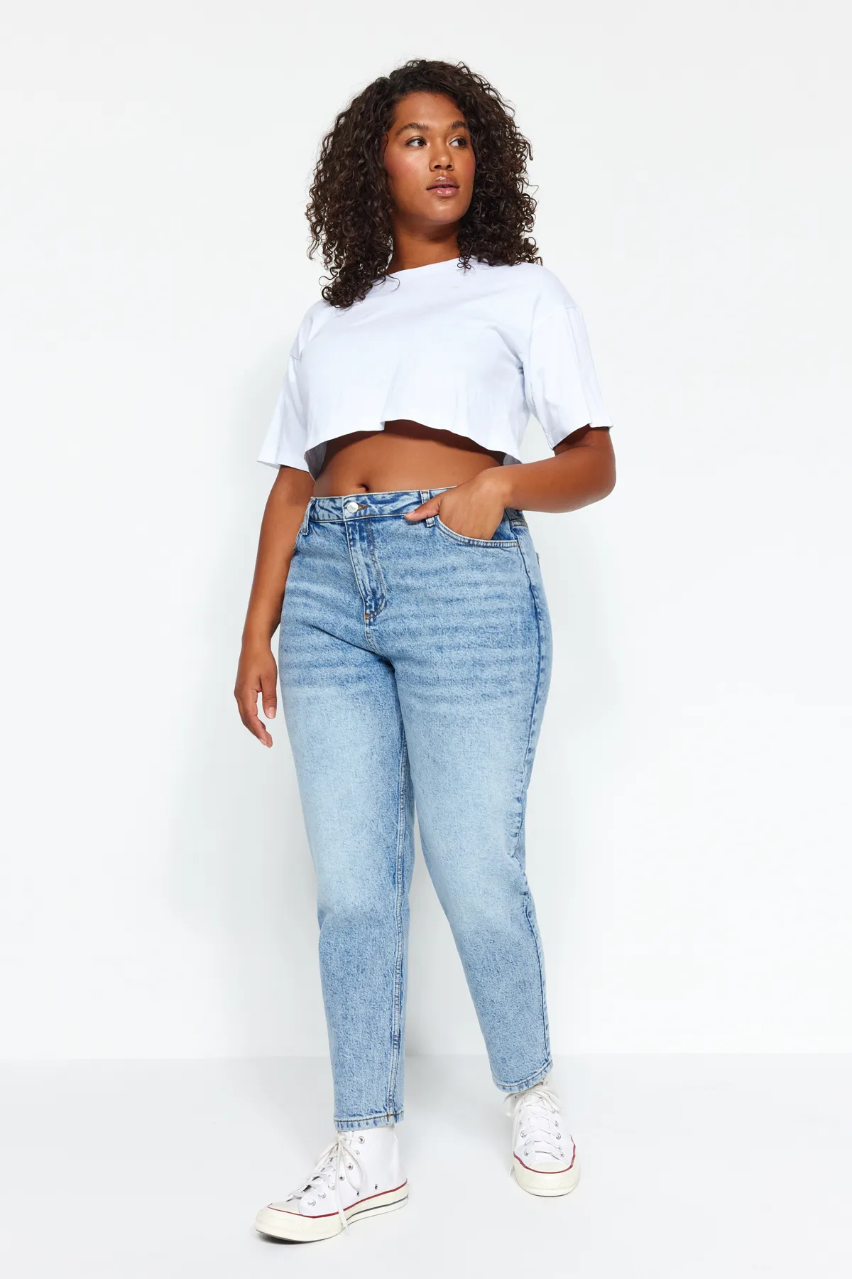Trendyol Curve  Blaue Mom-Fit-Jeans mit hoher Taille TBBAW24CJ00050