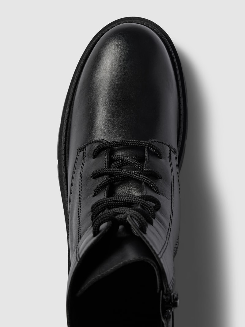 Schnürboots aus Leder mit Label-Prägung in schwarz