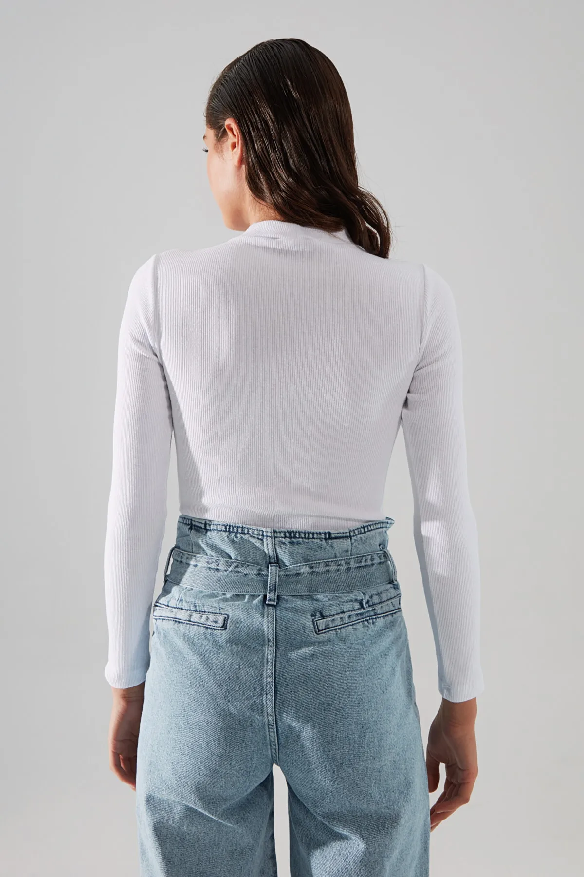 Trendyol Collection  Weißer schmaler, gerippter Stretch-Strickbody mit Stehkragen und Druckknopf TWOAW20BD0011