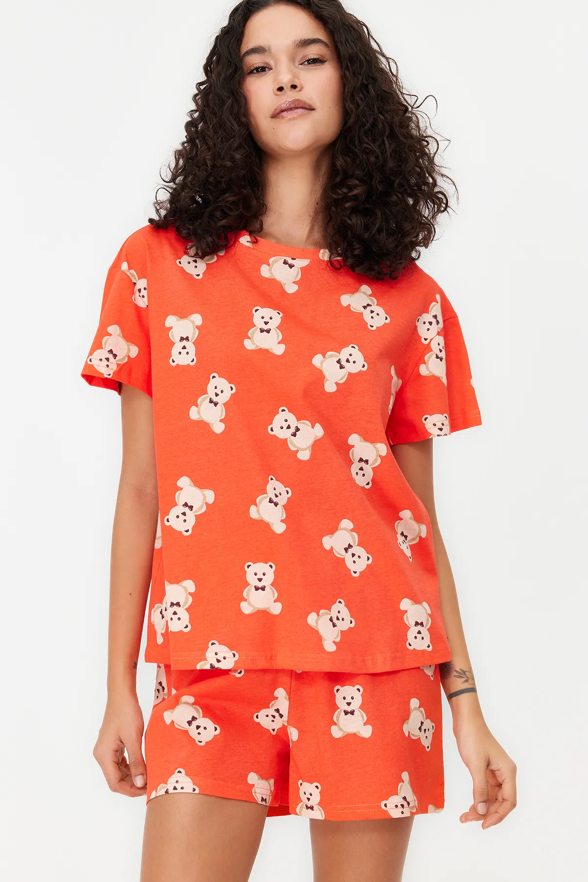 Trendyol Collection  Zimtfarbenes, gestricktes Pyjama-Set mit T-Shirt und Shorts aus 100 % Baumwolle mit Teddybär-Muster THMSS23PT00005
