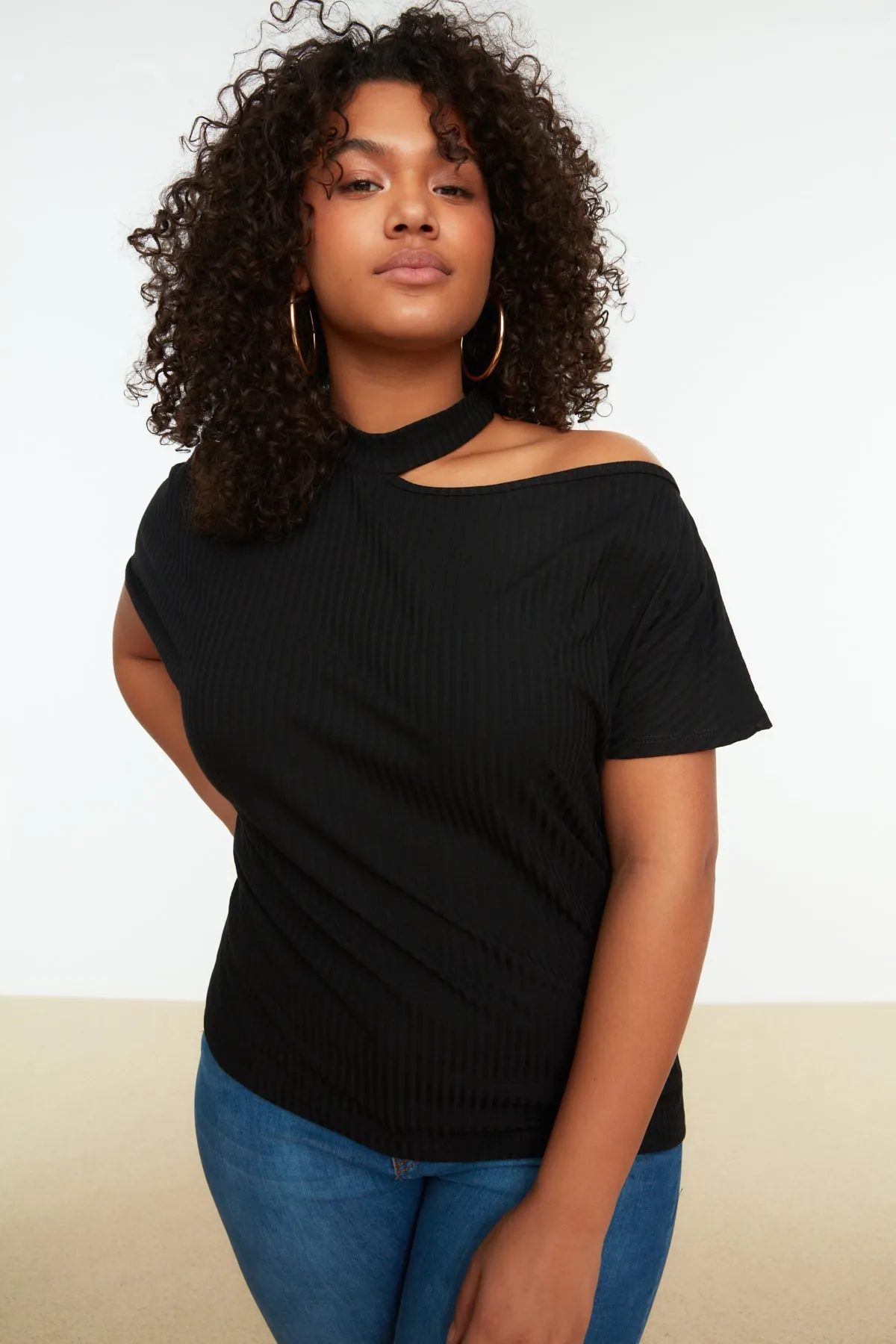 Trendyol Curve  Schwarze, detaillierte Strickbluse mit Ausschnitten TBSSS22AF0009