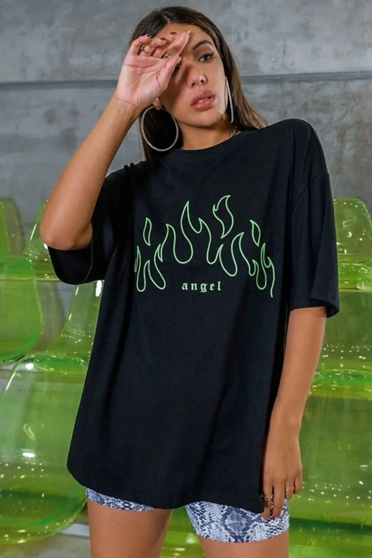 uyguntarz  T-Shirt mit grünem Engel-Print