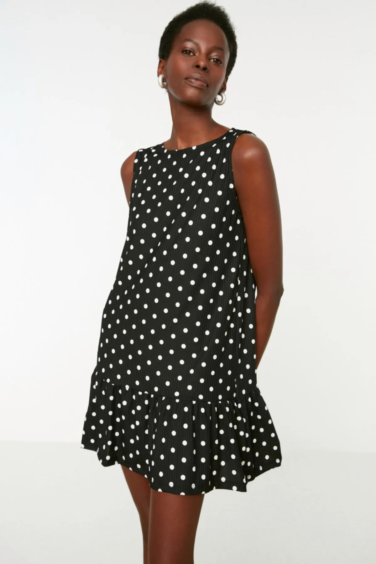 Trendyol Collection  Schwarzes, gepunktetes, ärmelloses, flexibles Strickkleid mit Rüschen und Volants TWOSS22EL0794
