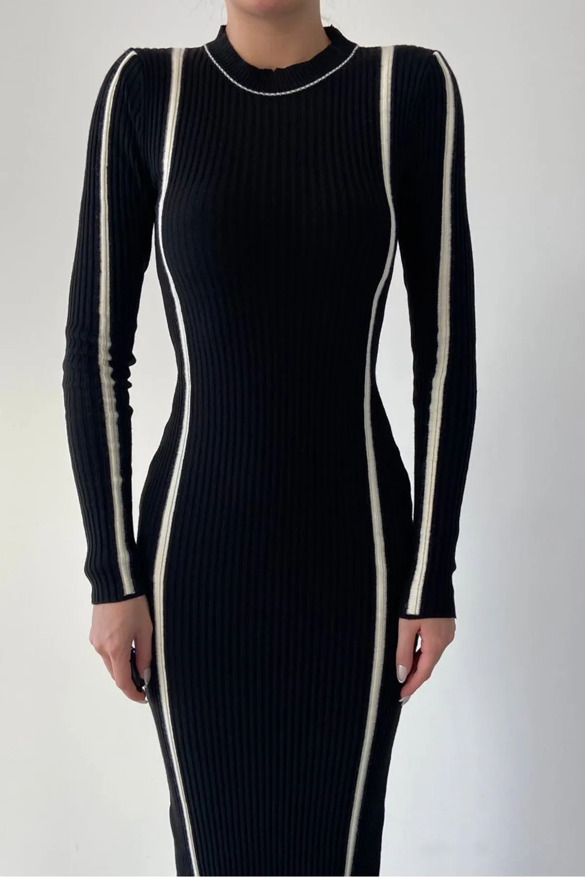 lovebox  Schwarzes Midikleid aus dehnbarem Strickstoff mit Streifenmuster und Rundhalsausschnitt, langen Ärmeln, 188