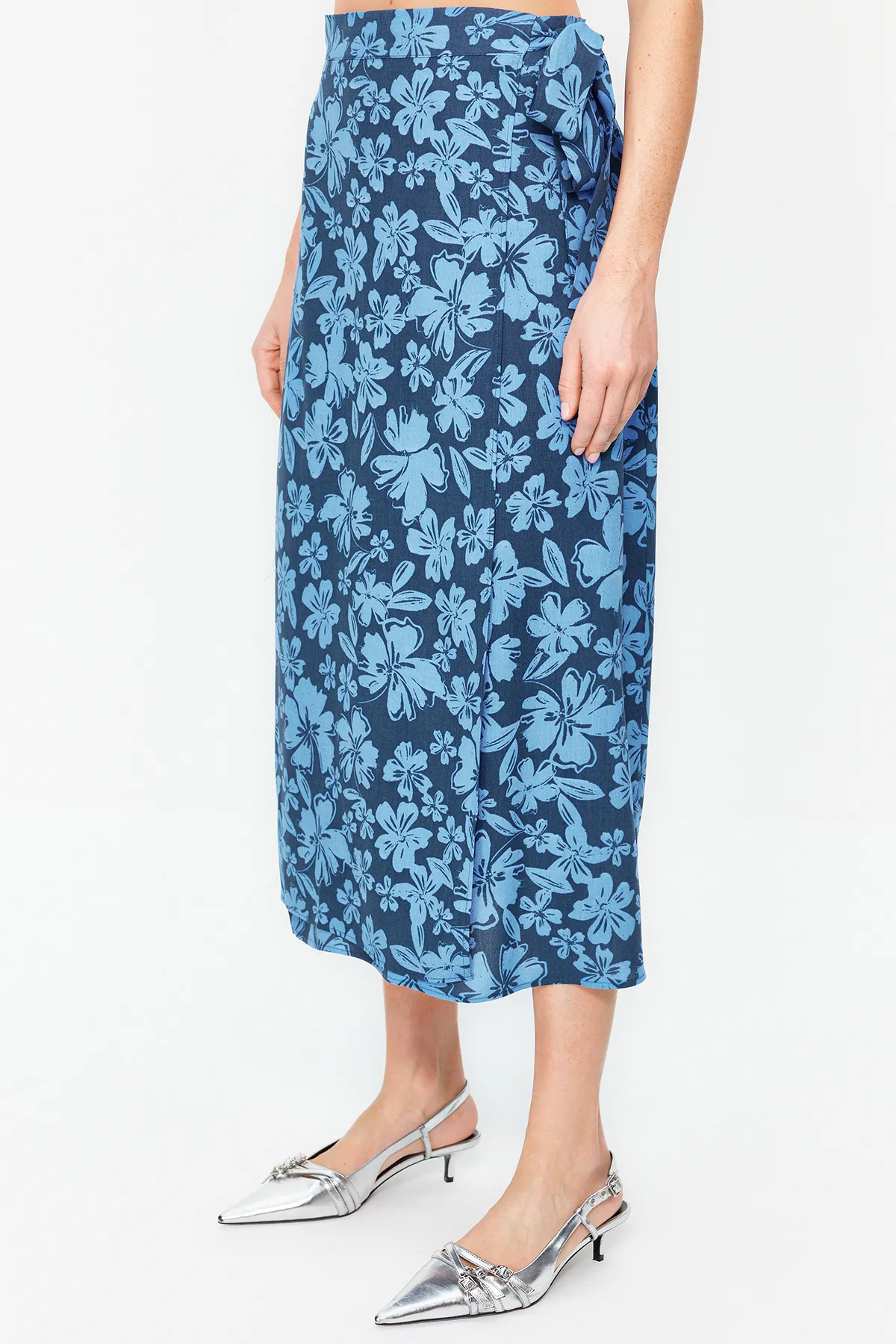 Trendyol Collection  Zweireihiger Midirock aus Viskosestoff mit blauem Blumenmuster - TWOSS23ET00294