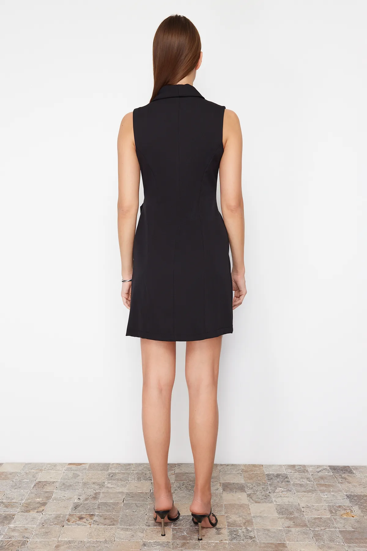 Trendyol Collection  Schwarzes zweireihiges Mini-Gewebekleid mit Faltendetail TWOSS24EL00793