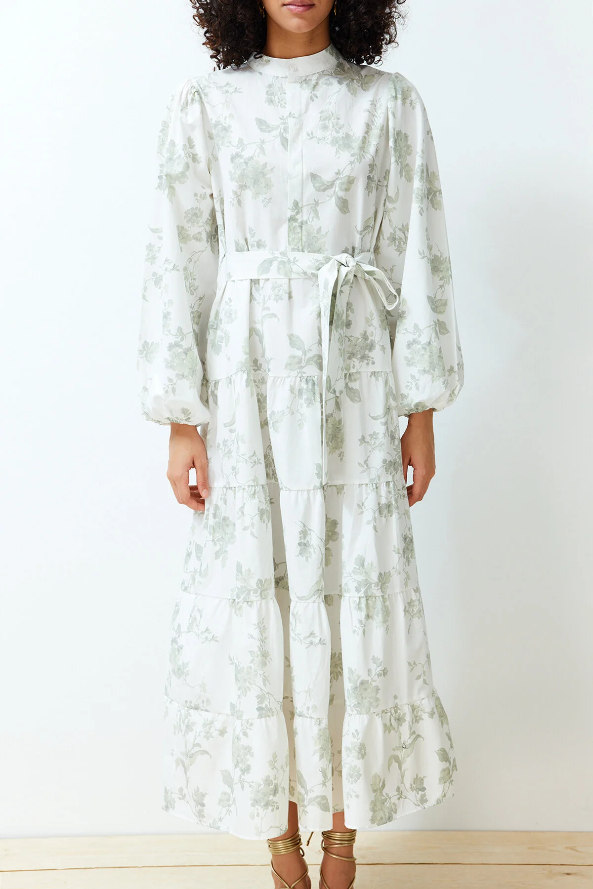 Trendyol Modest  Ecrufarbenes, gewebtes Kleid aus Popeline mit Stehkragen und Blumengürtel TCTSS24EB00153