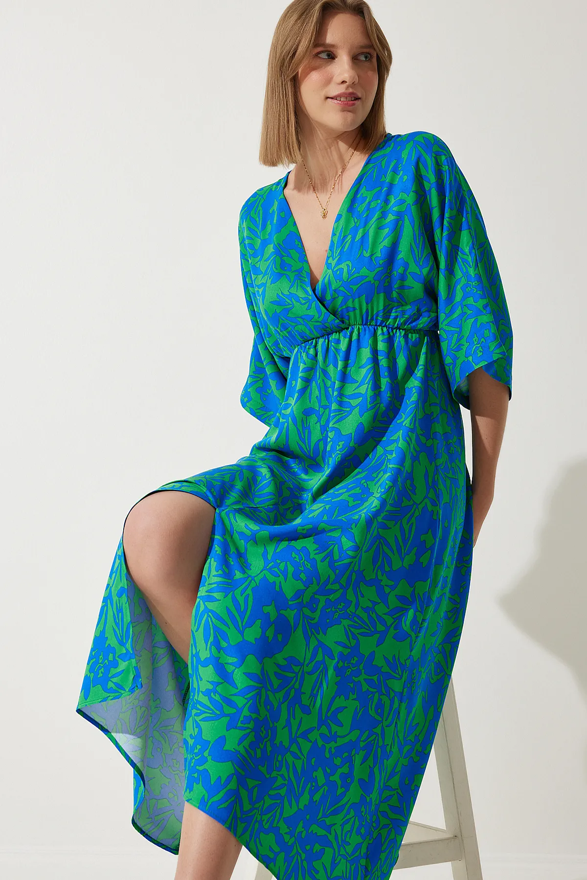 Happiness İstanbul  Damen-Sommerkleid aus Viskose mit tiefem V-Ausschnitt in Blau und Grün CI00081