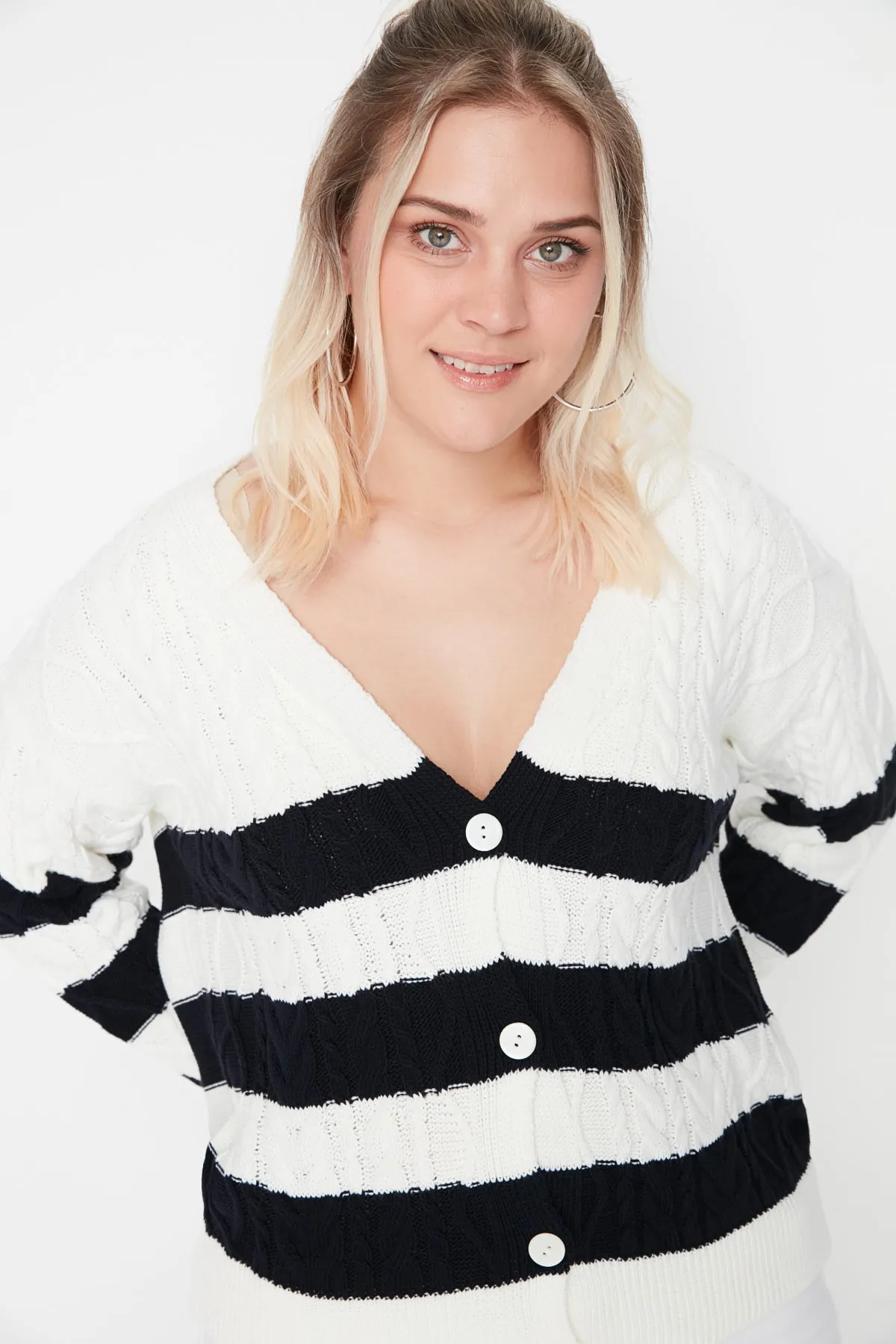 Trendyol Curve  Schwarz-weiß gestreifter Strick-Cardigan TBBAW23AV00007