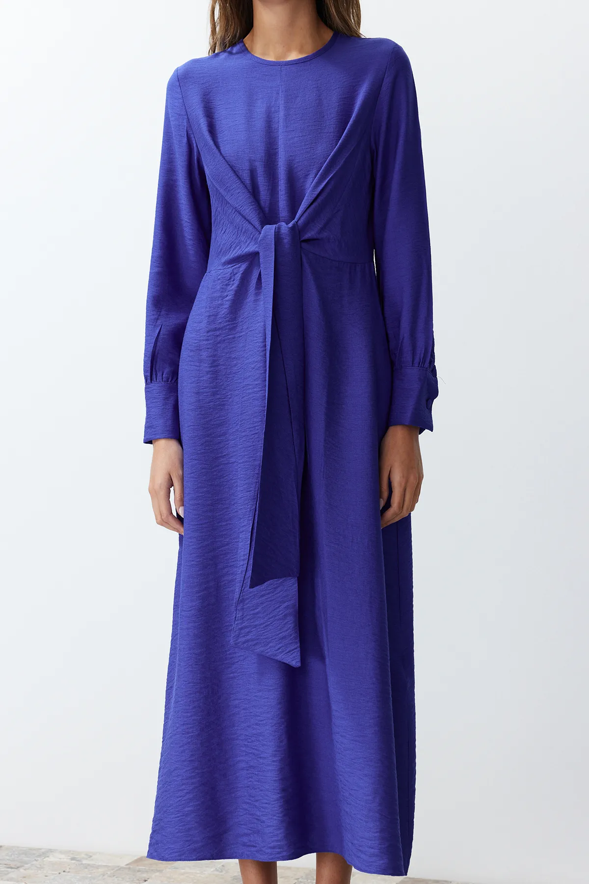 Trendyol Modest  Saks-Webkleid mit Bindedetail an der Taille TCTSS23EB00221