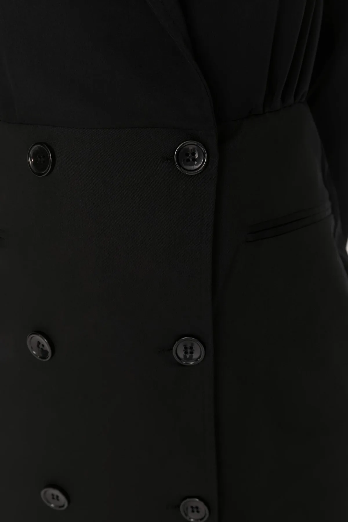 Trendyol Collection  Schwarzes, gewebtes Kleid mit Knopfdetail TWOAW23EL00527