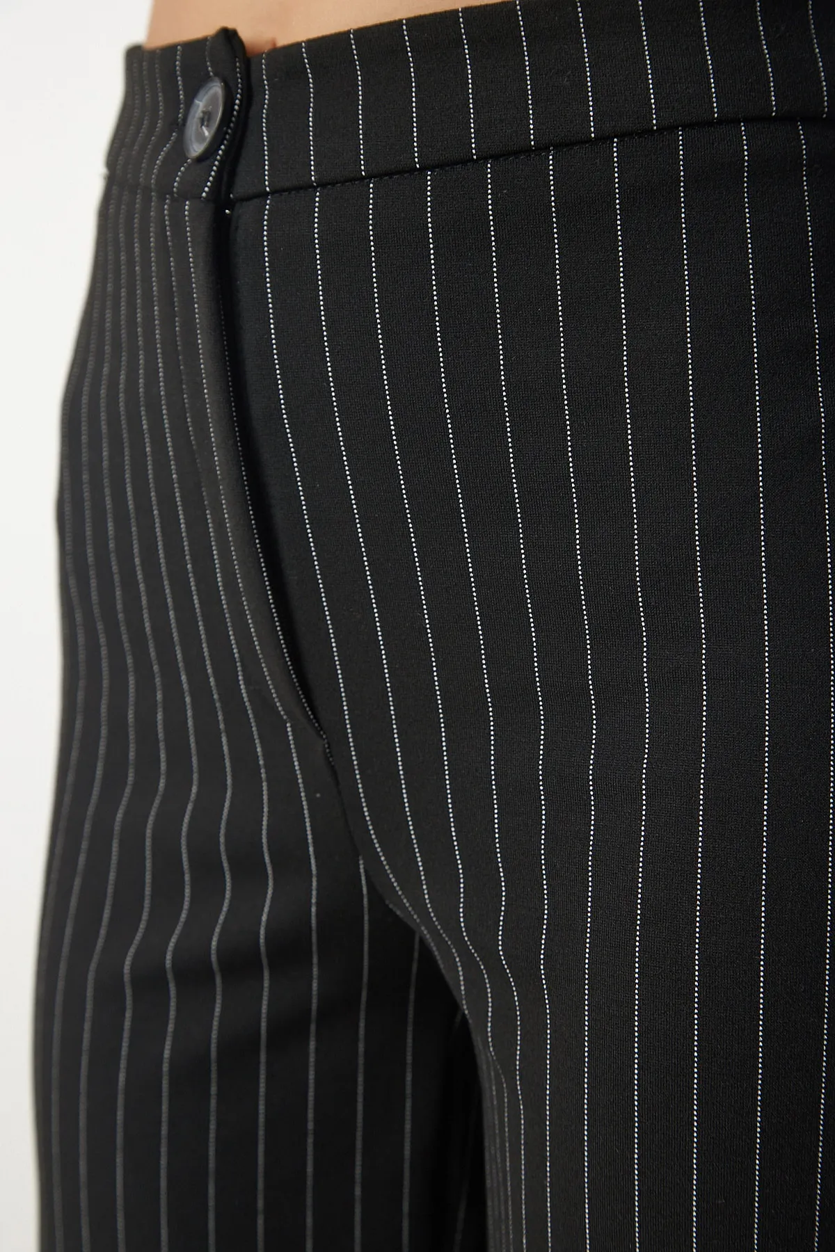 Happiness İstanbul  Schwarze, dünne, gestreifte, bequeme Strickhose für Damen UB00142