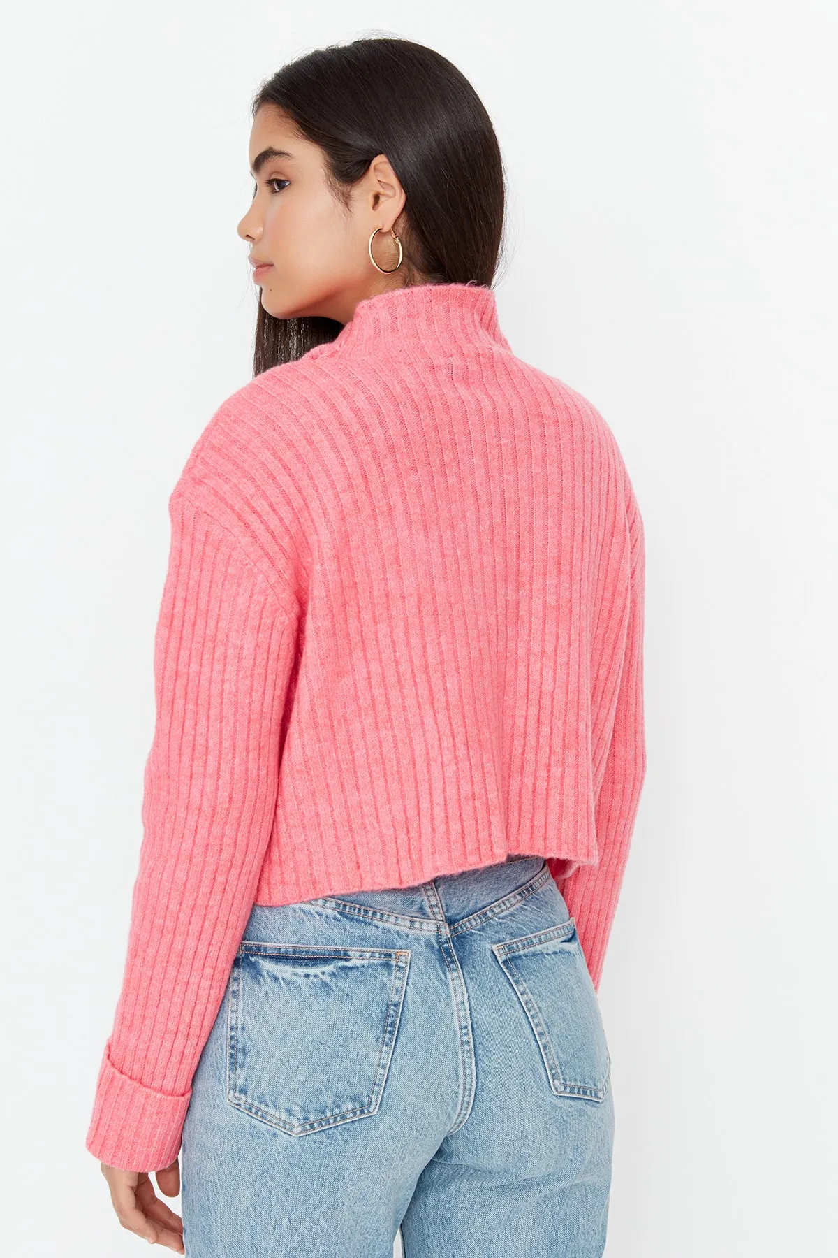 Trendyol Collection  Rosa, kurz geschnittene, weich strukturierte Strickjacke mit Stehkragen TWOAW22HI0174