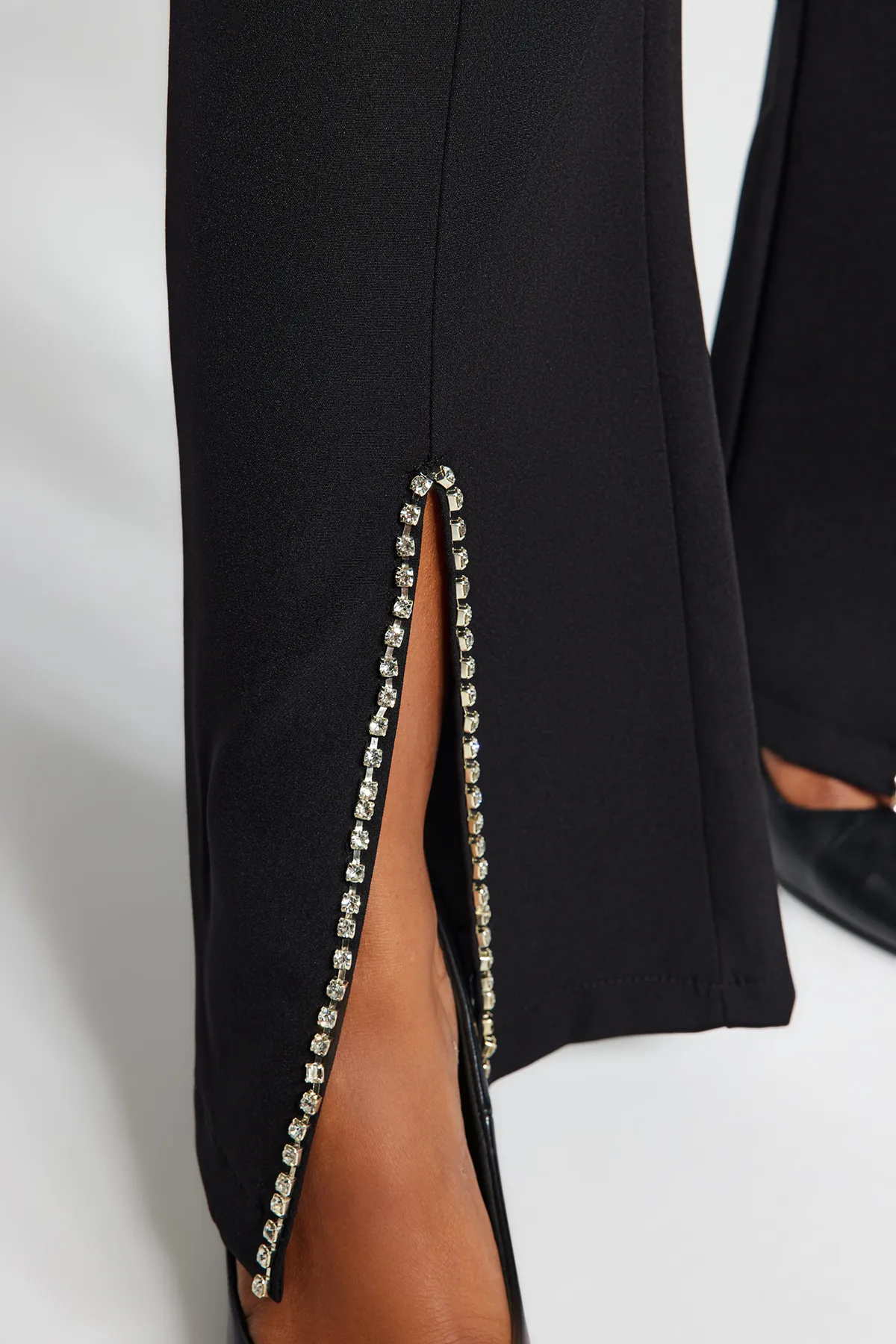 Trendyol Curve  Schwarze, mit Steinen verzierte Finike-Webhose TBBSS23AR00037