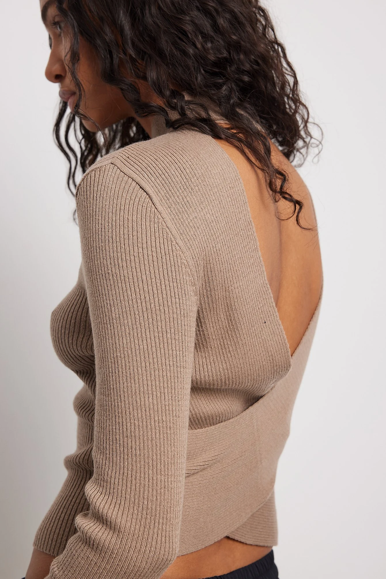 Strickpullover mit Kreuzdetail am Rücken