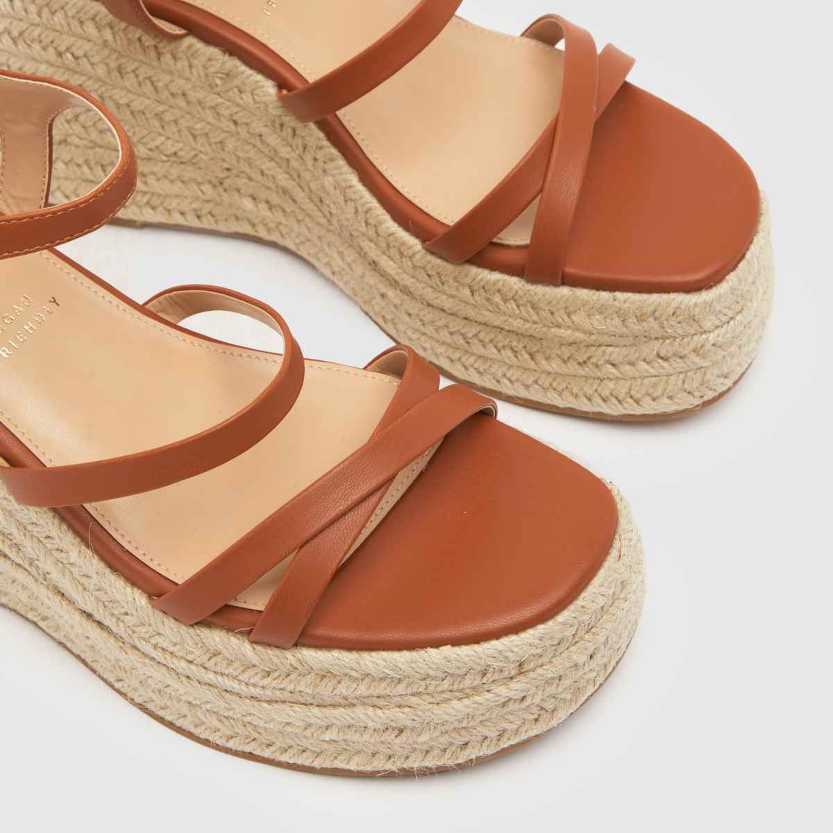 Schuh Vienna pántos, ékszíjas szandál barna színben