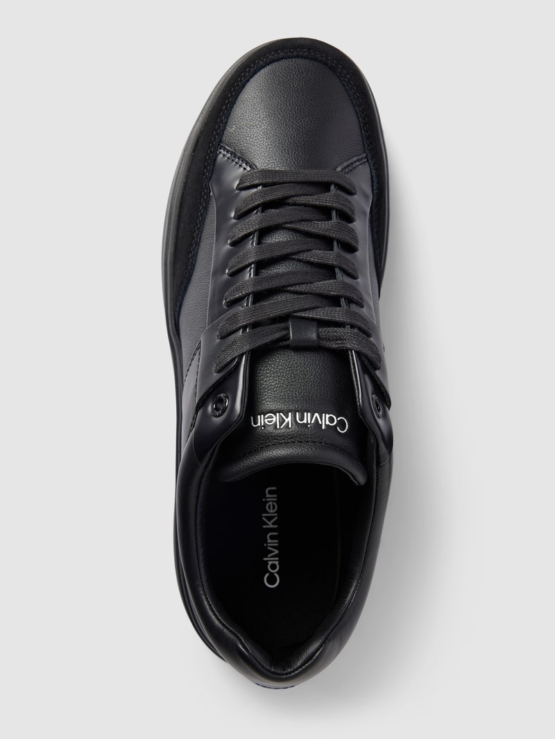 Sneaker mit Label-Details in schwarz