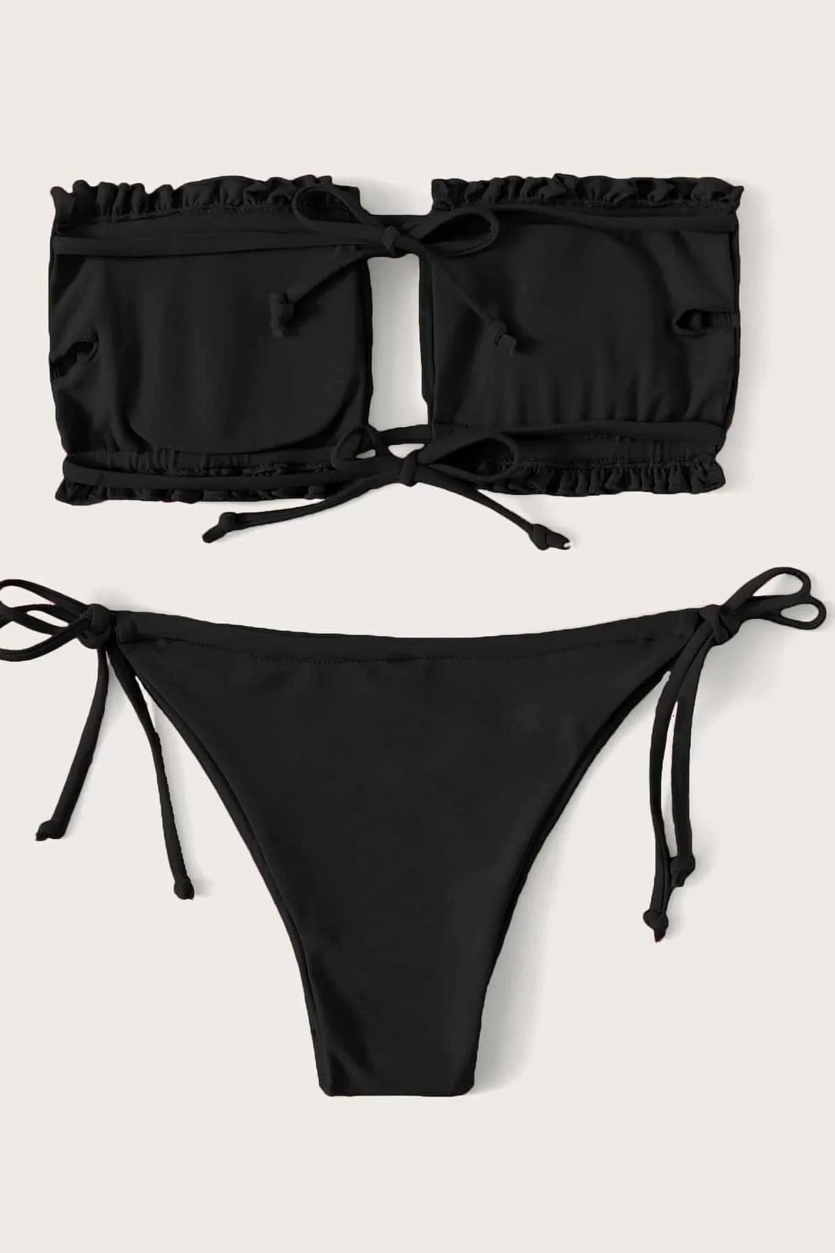 Angelsin  Brasilianisches Model mit gerafftem, gebundenem Bikinioberteil