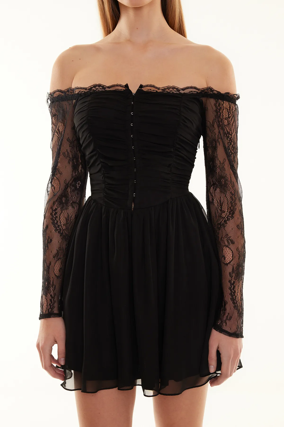 Trendyol Collection  Schwarzes, tailliertes/Skater-Kleid aus gewebtem, gefüttertem, gerafftem Chiffon, stilvolles Abendkleid TPRSS24EL00073