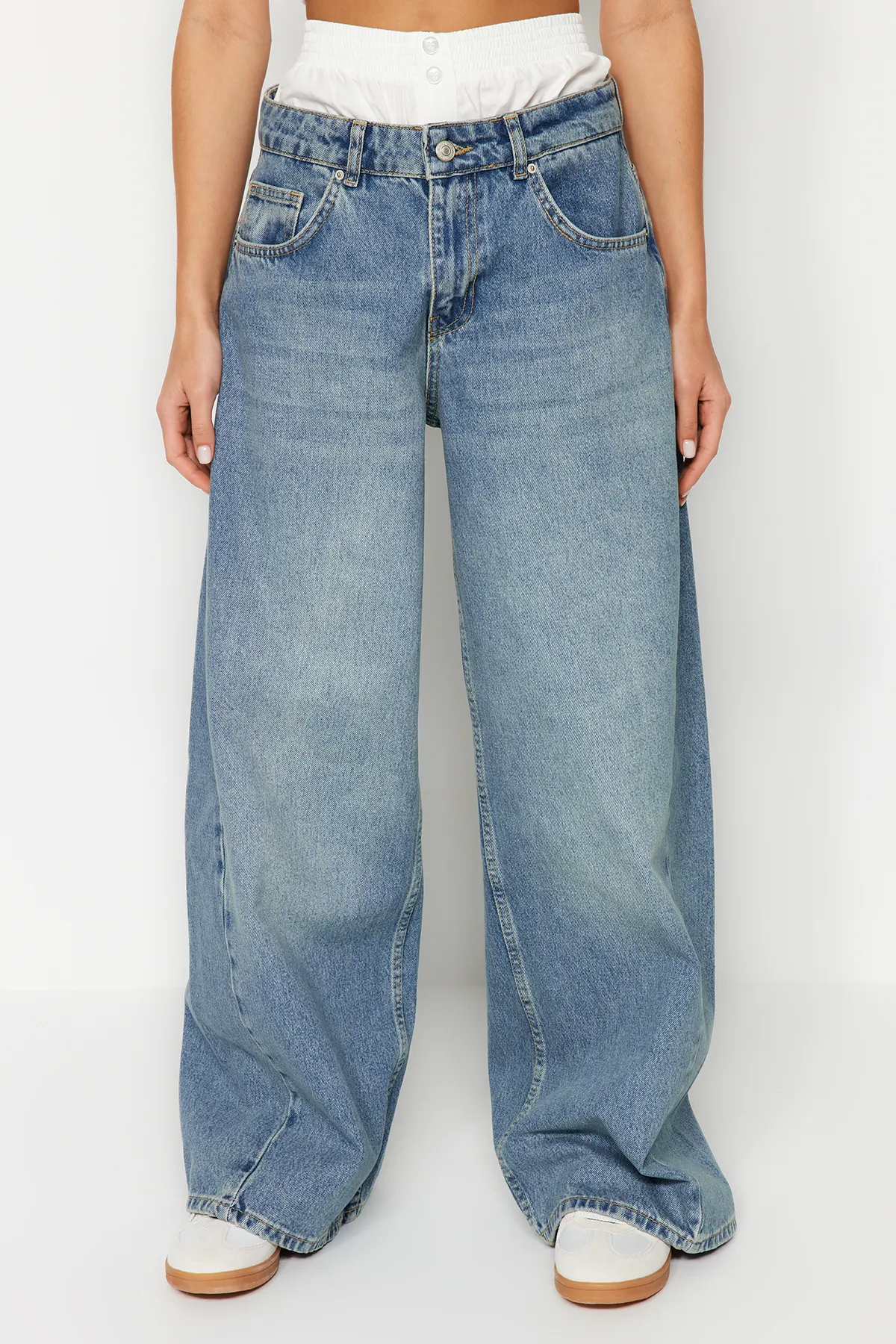 Trendyol Collection  Blaue Boxer-Nähte, detaillierte Low-Waist-Jeans mit weitem Bein TWOSS24JE00053