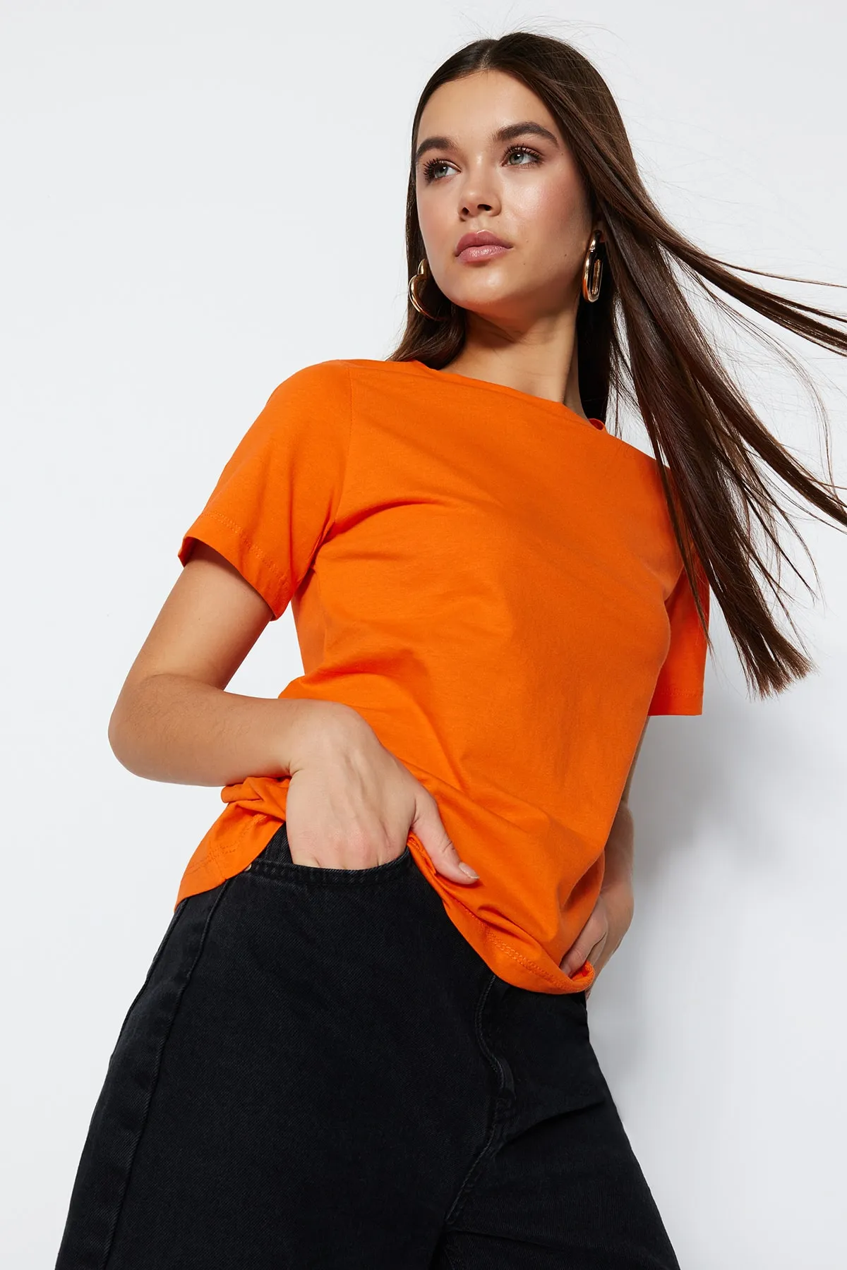 Trendyol Collection  Orangefarbenes Basic-Strick-T-Shirt mit Rundhalsausschnitt aus 100 % Baumwolle TWOSS23TS00000