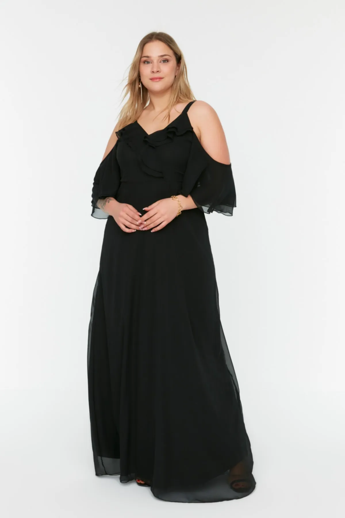 Trendyol Curve  Schwarzes gewebtes Chiffon-Abendkleid mit zweireihigem Kragen TBBSS22AH0178