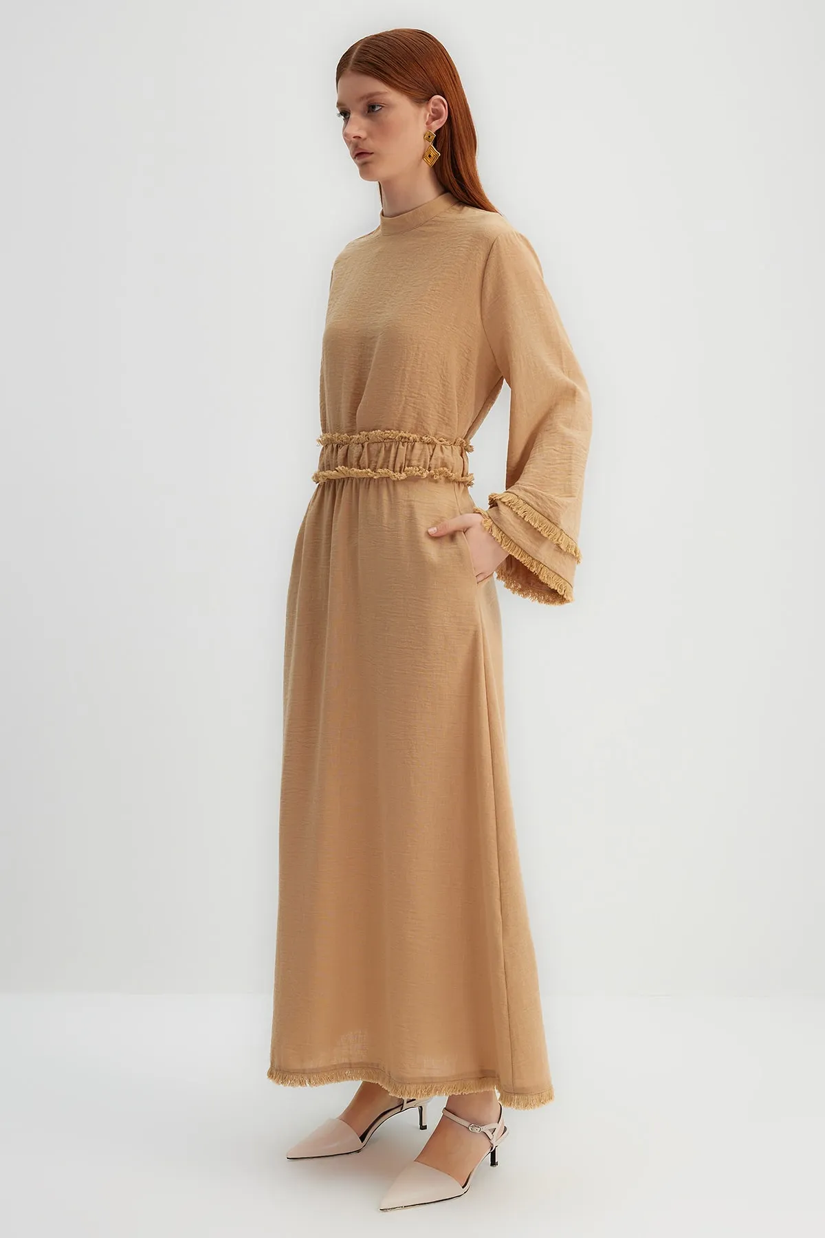 Trendyol Modest  X Kevser Sarıoglu Beigefarbener gewebter Rock mit Quastendetail an der Taille TCLSS23EE00000