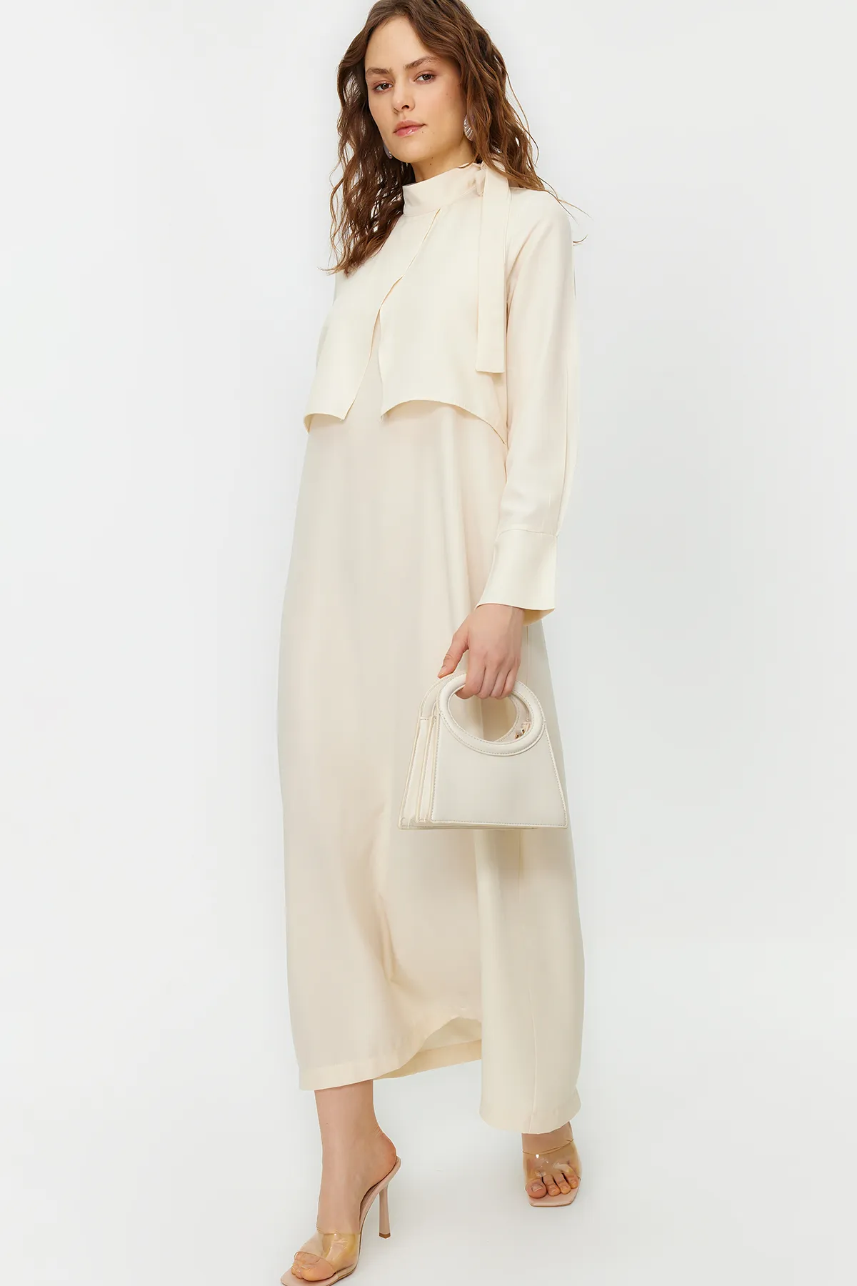 Trendyol Modest  Gewebtes Kleid mit Steinkragen und Bindedetail TCTSS23EB00283