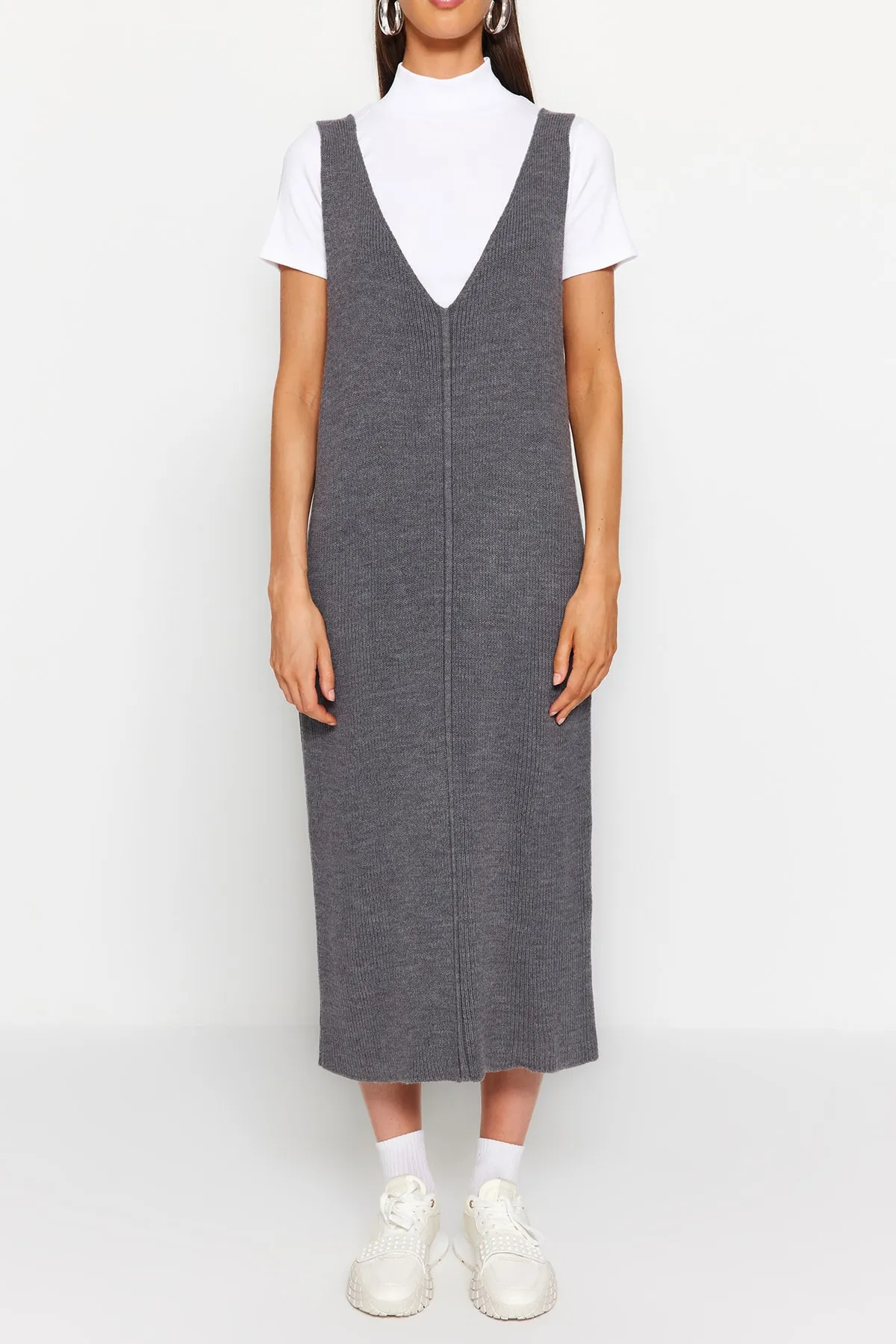 Trendyol Collection  Anthrazitfarbenes Maxi-Strickkleid mit V-Ausschnitt TWOAW24EL00011