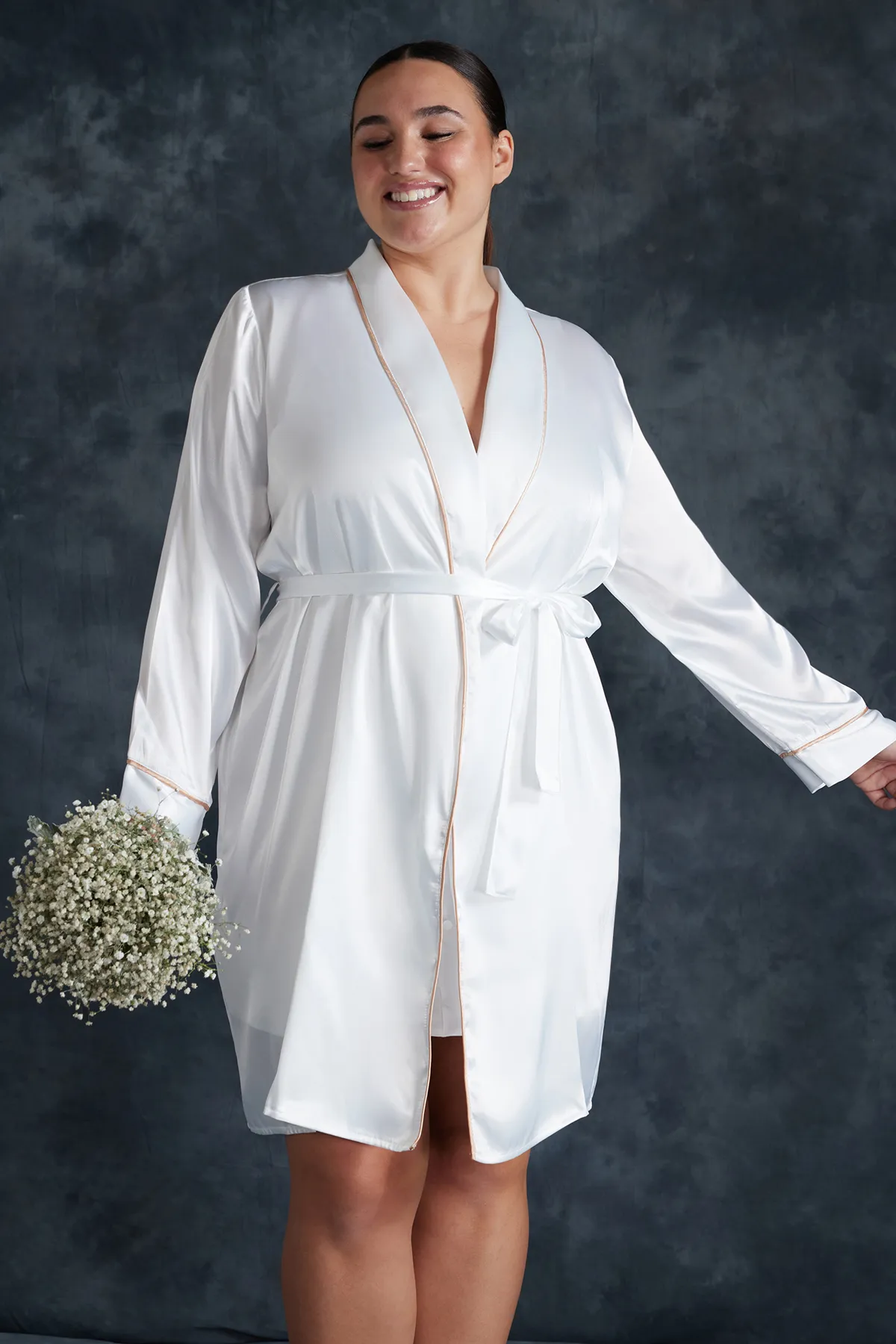 Trendyol Curve  Weißer, gewebter Brautkleid aus Satin mit Gürtel TBBSS24SB00001