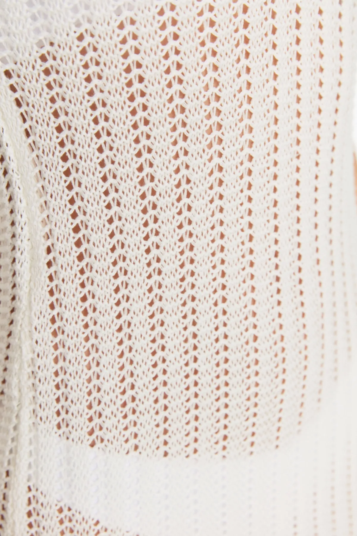 Trendyol Collection  Ecru-tailliertes Maxi-Strandkleid im gestrickten Strick-Look mit Quasten TBESS22EL2920